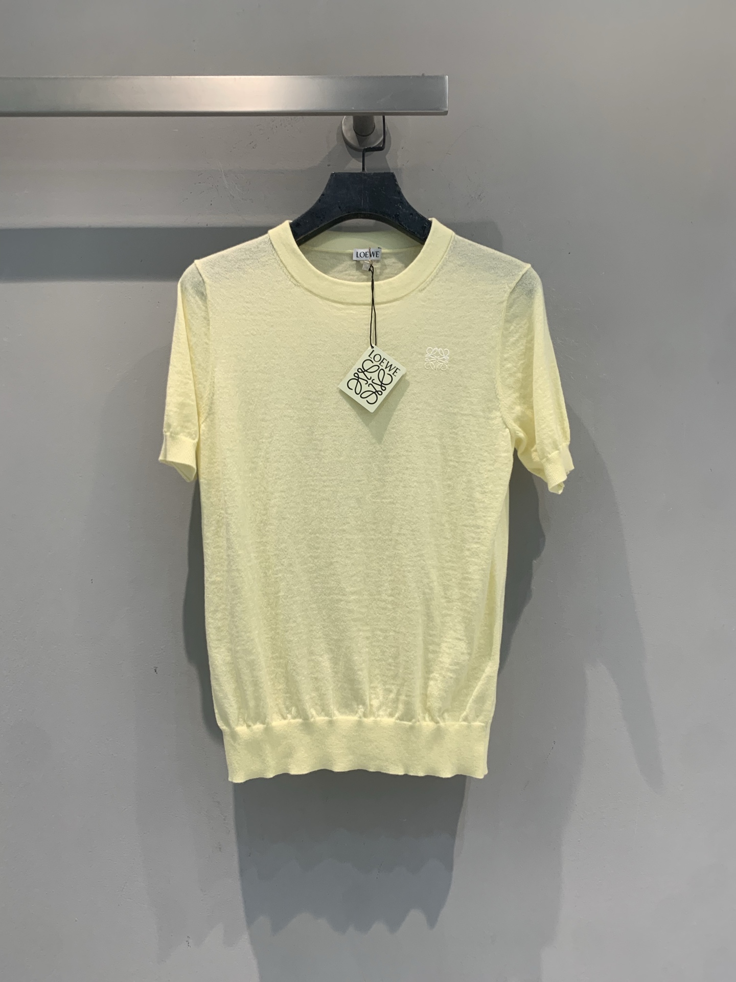 NO:900271,The new model is shipping, originally developed by Loew* for early autumn, the new fashionable and versatile embroidered logo goose yellow knitted short-sleeves, soft and breathable knitted fabric, super comfortable to wear close to the skin without pricking the skin!  The Anagram embroidery on the chest is low-key and exquisite, full of brand sense. The goose yellow is gentle and white, perfect for spring and summer wear. It looks great whether worn with jeans or a pleated skirt ~ It can be easily used for daily commuting and dating, and you can easily get the French exquisite atmosphere!  Size SML,,loewe,skirts,jeans,T-shirt,19860909新款出货啦 原版开发 Loew*早秋新款时髦百搭刺绣logo鹅黄针织短袖,柔软透气针织面料,贴身穿着超舒适不扎皮肤！胸前Anagram刺绣低调精致,品牌感满满.鹅黄色温柔显白,春夏穿搭超适合,无论搭牛仔裤还是百褶裙都很出彩～日常通勤、约会都能轻松驾驭,法式精致氛围感轻松get！码数SML,,loewe,skirts,jeans,T-shirt,,Women's clothing