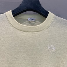 新款🆕 原版开发 Loew*早秋新款时髦百搭刺绣logo鹅黄针织短袖,柔软透气针织面料,贴身穿着超舒适不 新款🆕 原版开发 Loew*早秋新款时髦百搭刺绣logo鹅黄针织短袖,柔软透气针织面料,贴身穿着超舒适不