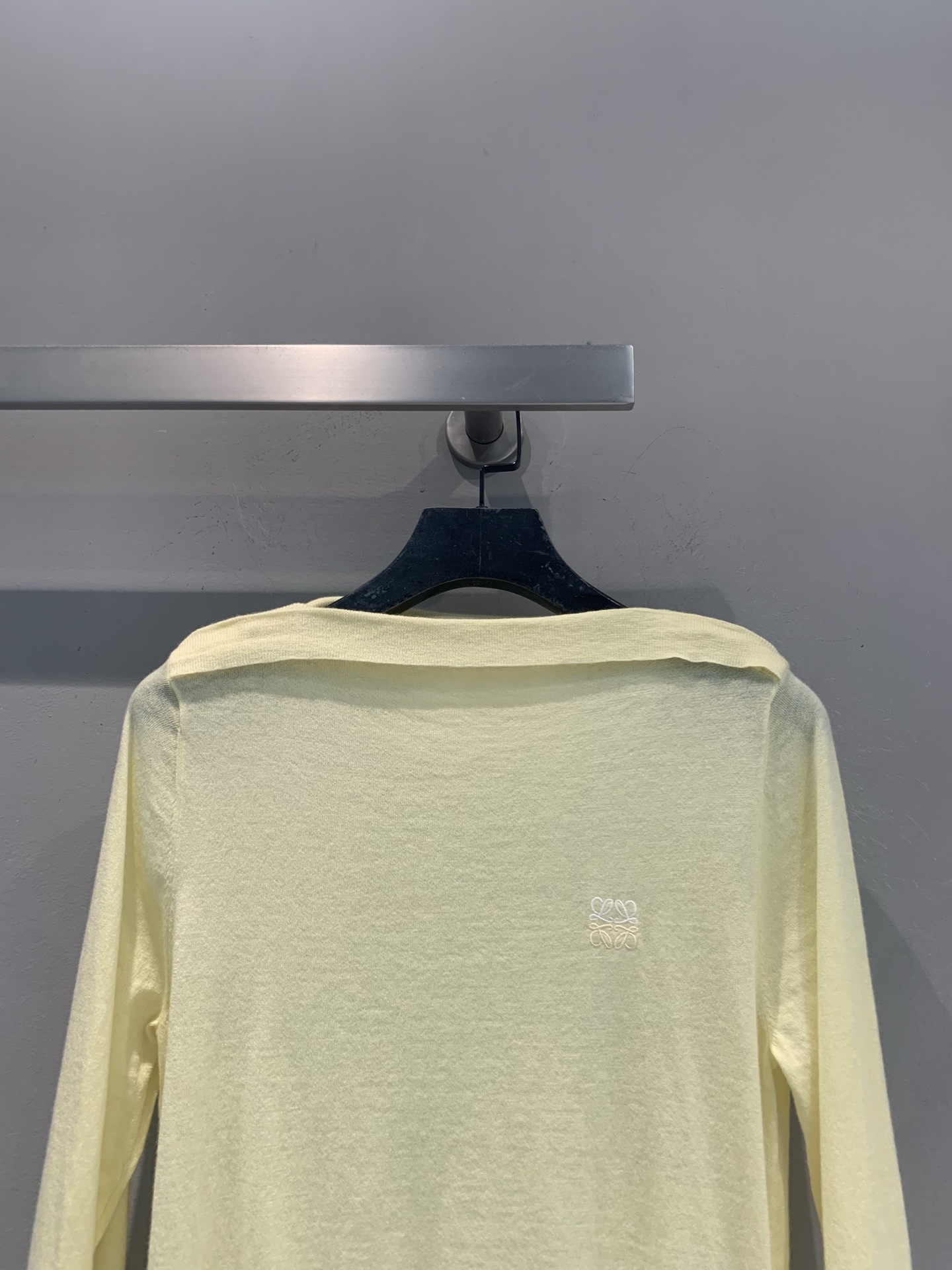 新款🆕 原版开发 Loew*早秋新款时髦百搭一字肩鹅黄色针织衫，轻薄透气，春夏穿超舒服！一字肩设计+可调