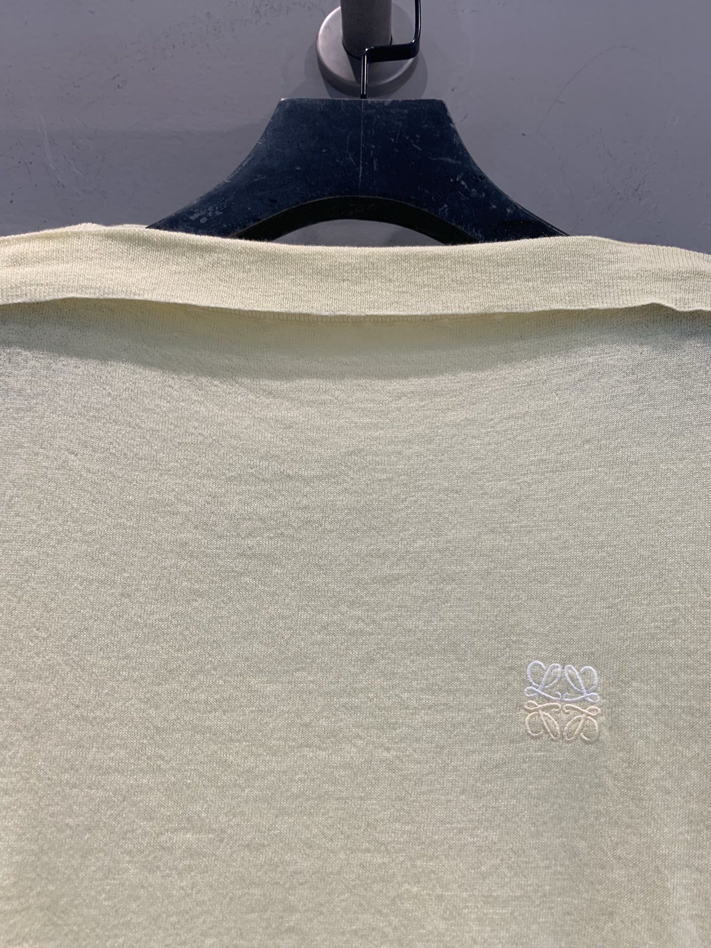 新款🆕 原版开发 Loew*早秋新款时髦百搭一字肩鹅黄色针织衫，轻薄透气，春夏穿超舒服！一字肩设计+可调