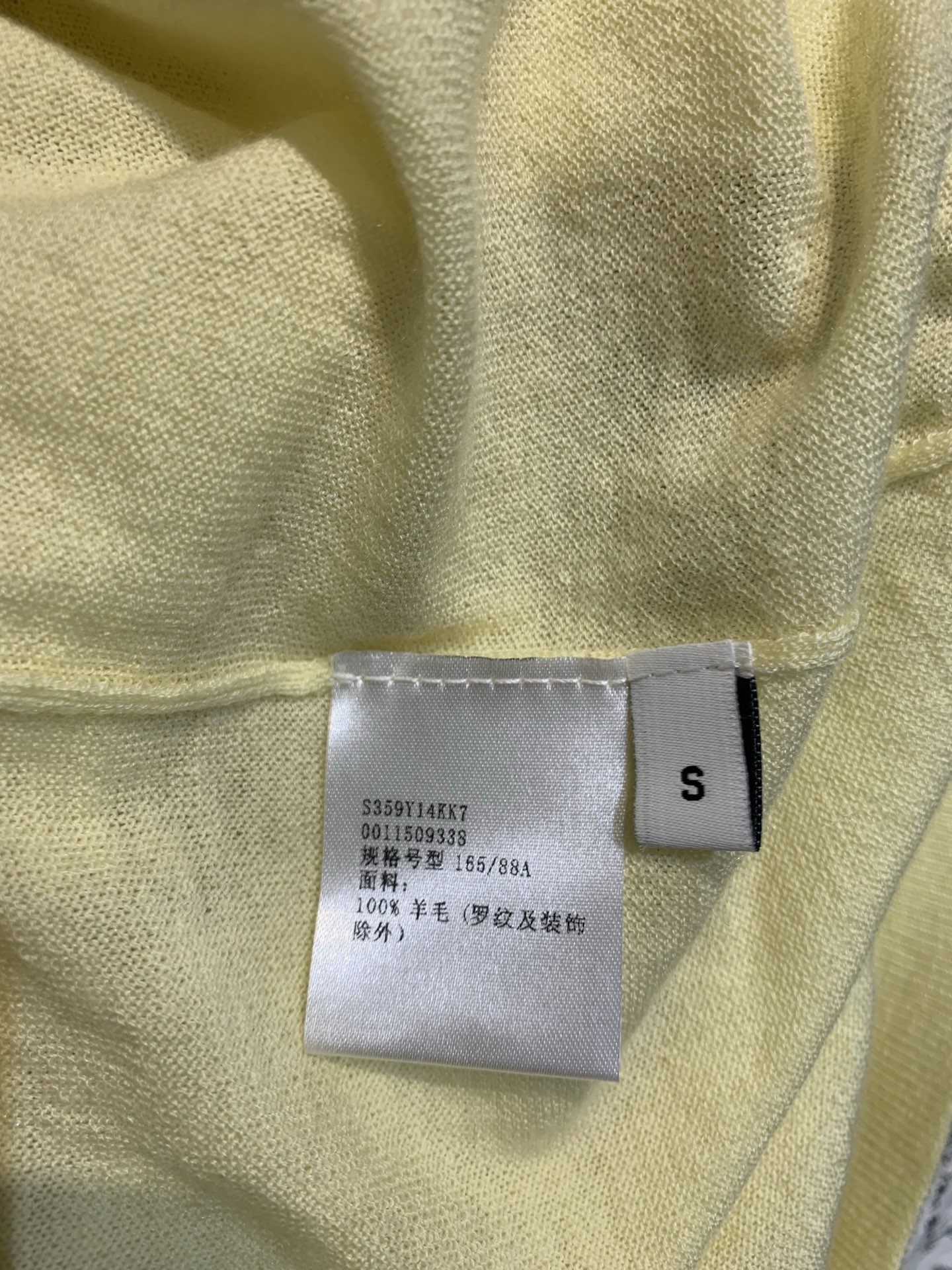 新款🆕 原版开发 Loew*早秋新款时髦百搭一字肩鹅黄色针织衫，轻薄透气，春夏穿超舒服！一字肩设计+可调