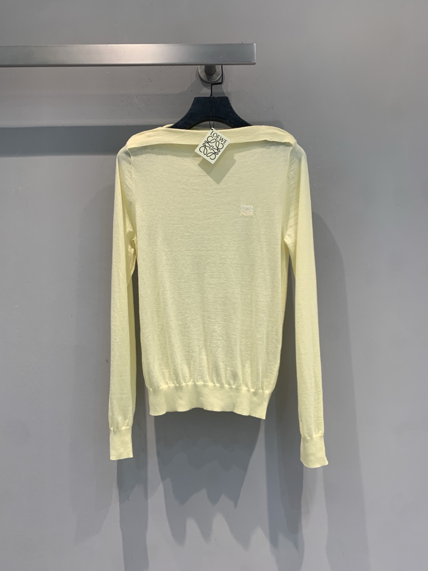 NO:900291,The new model is shipping. Originally developed by Loew*, the new fashionable and versatile one-shoulder goose yellow sweater for early autumn is light and breathable, and super comfortable to wear in spring and summer!  One-shoulder design + adjustable neckline, you can switch between straight shoulders or one-shoulders, fashionable and practical. The goose yellow color is gentle and elegant, and it goes well with jeans or skirts, easily creating a fresh daily look. The fabric is light, it is recommended to wear foundation bra underwear, the shoulder straps are not exposed, and the details are full ~ Size SML,, loewe, skirts, jeans,19860909新款出货啦 原版开发 Loew*早秋新款时髦百搭一字肩鹅黄色针织衫,轻薄透气,春夏穿超舒服！一字肩设计+可调节领口,正肩or一字肩随心切换,时髦又实用.鹅黄色温柔显气质,搭配牛仔裤或半裙都很出彩,轻松打造清新日常look.面料轻盈,建议内搭粉底液内衣,肩带不外露,细节感满满～码数SML,,loewe,skirts,jeans,,Women's clothing