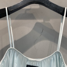 新款🆕 原版开发 Miumi*春夏新款时髦复古醋酸吊带裙套装。吊带上衣+高腰半身裙,轻薄柔软面料,垂坠感 新款🆕 原版开发 Miumi*春夏新款时髦复古醋酸吊带裙套装。吊带上衣+高腰半身裙,轻薄柔软面料,垂坠感