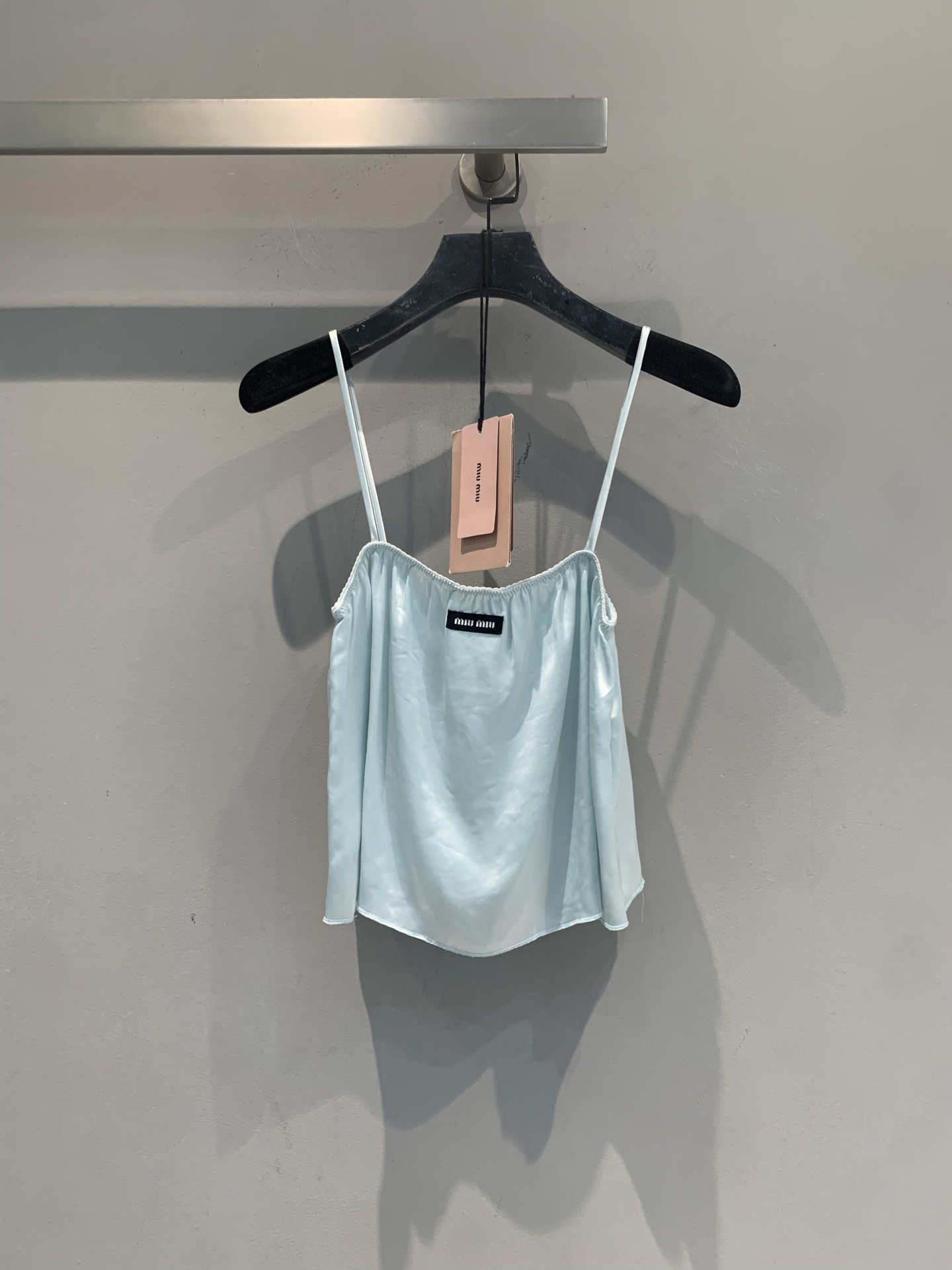 新款🆕 原版开发 Miumi*春夏新款时髦复古醋酸吊带裙套装。吊带上衣+高腰半身裙，轻薄柔软面料，垂坠感