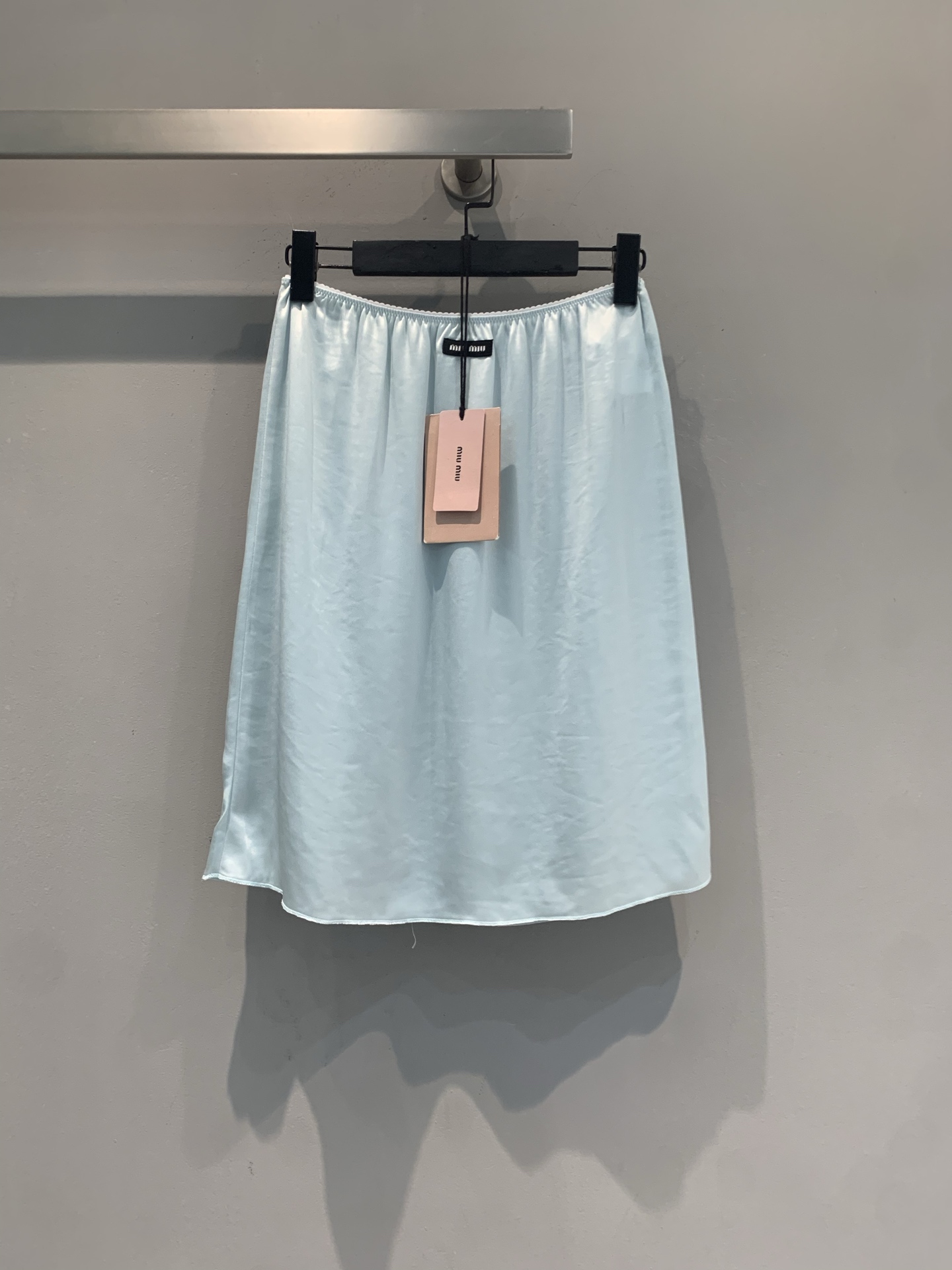 新款🆕 原版开发 Miumi*春夏新款时髦复古醋酸吊带裙套装。吊带上衣+高腰半身裙，轻薄柔软面料，垂坠感