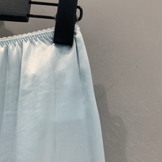 新款🆕 原版开发 Miumi*春夏新款时髦复古醋酸吊带裙套装。吊带上衣+高腰半身裙,轻薄柔软面料,垂坠感 新款🆕 原版开发 Miumi*春夏新款时髦复古醋酸吊带裙套装。吊带上衣+高腰半身裙,轻薄柔软面料,垂坠感