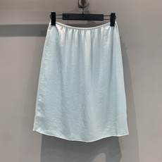 新款🆕 原版开发 Miumi*春夏新款时髦复古醋酸吊带裙套装。吊带上衣+高腰半身裙,轻薄柔软面料,垂坠感 新款🆕 原版开发 Miumi*春夏新款时髦复古醋酸吊带裙套装。吊带上衣+高腰半身裙,轻薄柔软面料,垂坠感