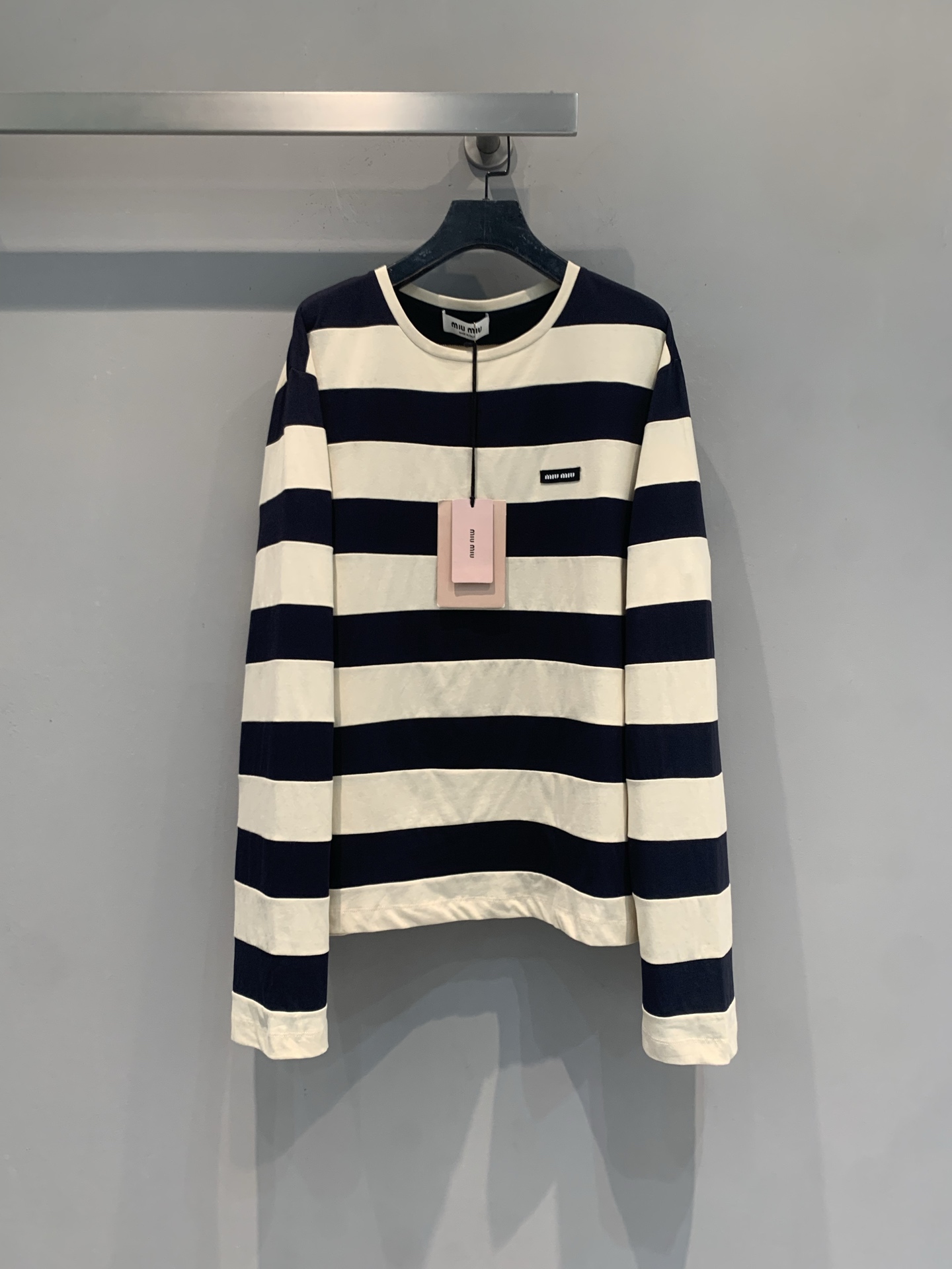 NO:900240,The new model is shipping. The original developed Miumi* new spring and summer fashionable and versatile black label striped long-sleeved T-shirt, black and white wide stripe design, simple retro and fashionable. Soft cotton fabric, skin-friendly and comfortable, loose version is super casual, round neck design is versatile and not picky. Brand logo on the chest, perfect for recognition!  Whether worn alone or layered, it looks great with jeans or sports shorts. It is easy to switch between casual or street style. It is OK for daily outings, dates, and sports ~ Size SML, miumiu, shorts, jeans, tees, t-shirt,19860909新款出货啦 原版开发 Miumi*春夏新款时髦百搭黑标条纹长袖T恤,黑白宽条纹设计,简约复古又时髦.柔软棉质面料,亲肤舒适,宽松版型超显随性,圆领设计百搭不挑人.胸前品牌标识,辨识度满分！无论单穿还是内搭,搭配牛仔裤或运动短裤都很出彩,轻松切换休闲or街头风,日常出街、约会、运动都OK～码数SML,,miumiu,shorts,jeans,tees，t-shirt,,Women's clothing