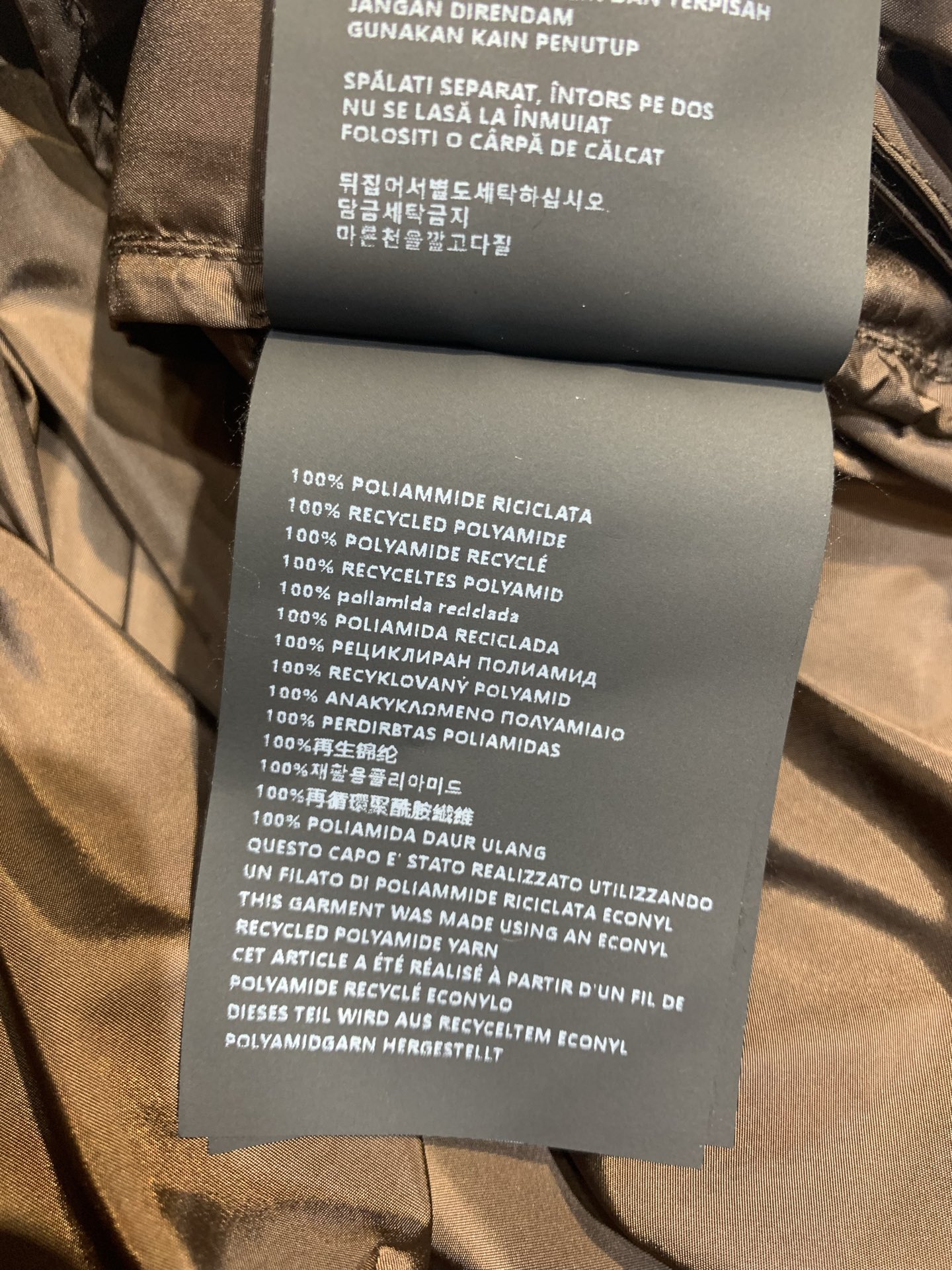 新款🆕 原版开发 Prad*春夏新款时髦复古松紧腰抽绳半裙。采用高品质面料，光泽感满满，质感高级。松紧腰