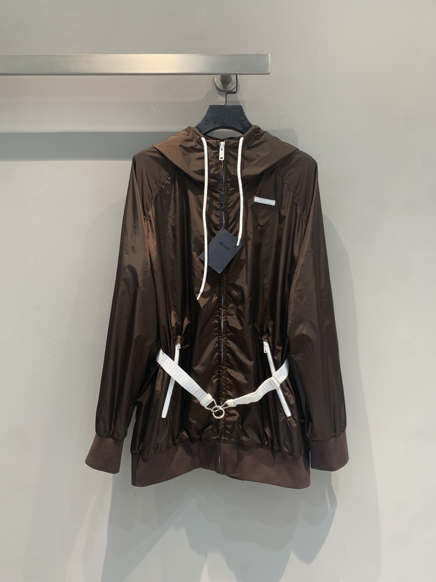 NO:893472,The new model is now shipping, originally developed by Prad*, a new fashionable retro brown belted hooded jacket for early autumn, made of glossy nylon material, lightweight and windproof, and super practical for daily wear!  The white zipper + adjustable belt is full of details, and the waist design shows off your body proportions. The hooded design is practical and fashionable. It looks great with casual pants or skirts in spring and autumn, and it is easy to create a casual and elegant style. It is both fashionable and functional!  Size SML,,prada,skirts,jackets & coats,hats,19860909新款出货啦原版开发 Prad*早秋新款时髦复古棕色腰带连帽外套,采用光泽尼龙材质,轻便又防风,日常穿搭超实用！白色拉链+可调节腰带,细节满分,收腰设计超显身材比例.连帽设计实用又时髦,春秋季节随便搭配休闲裤或裙装都很出彩,轻松打造随性优雅风格.时尚感与功能性兼具！码数SML,,prada,skirts,jackets & coats,hats,,Women's clothing
