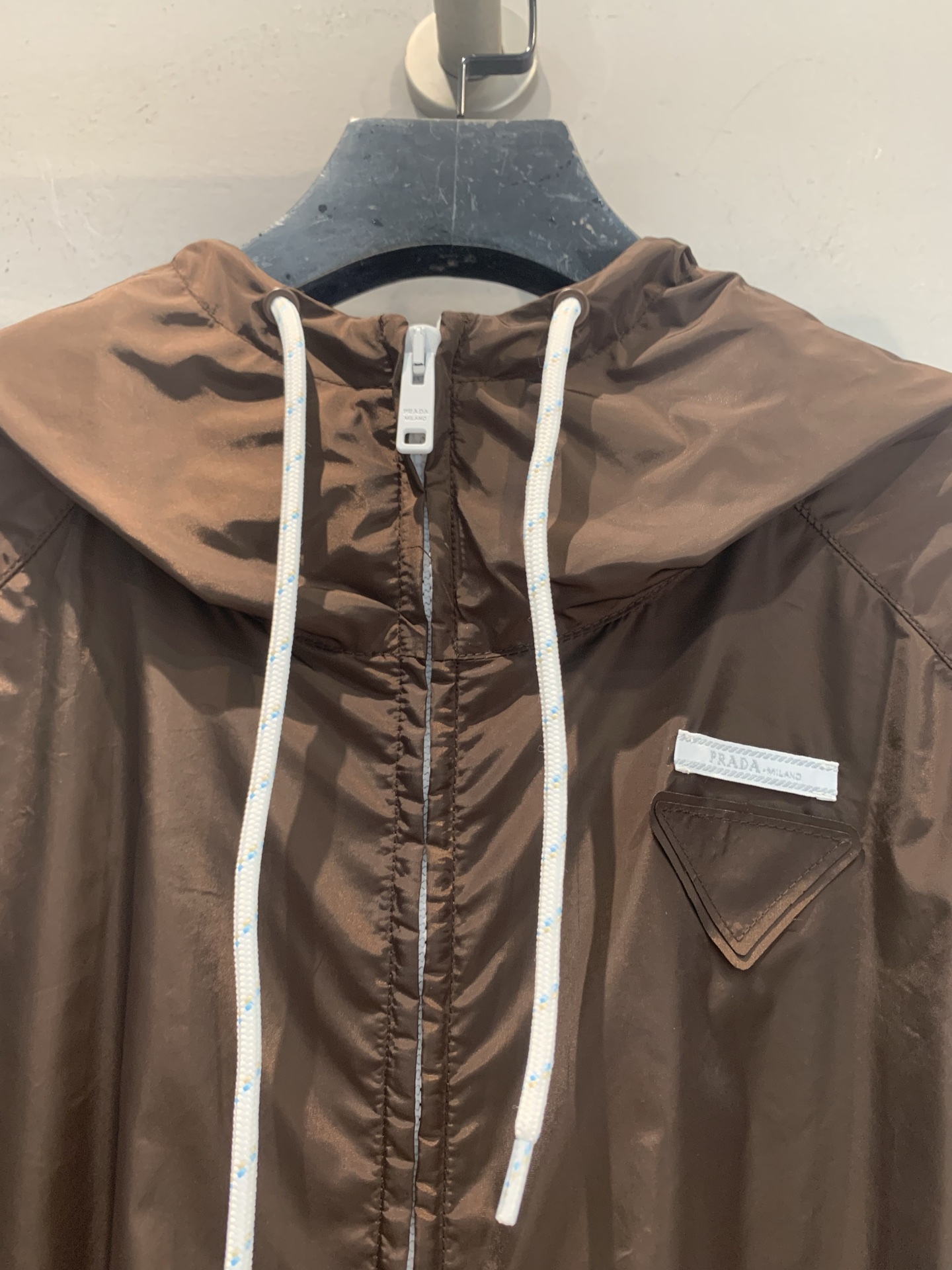 新款🆕 原版开发 Prad*早秋新款时髦复古棕色腰带连帽外套，采用光泽尼龙材质，轻便又防风，日常穿搭超实