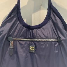 新款🆕 原版开发 Miumi*早秋新款时髦百搭条纹编织托特包,采用Raffia钩织工艺,红白黑三色撞色条 新款🆕 原版开发 Miumi*早秋新款时髦百搭条纹编织托特包,采用Raffia钩织工艺,红白黑三色撞色条