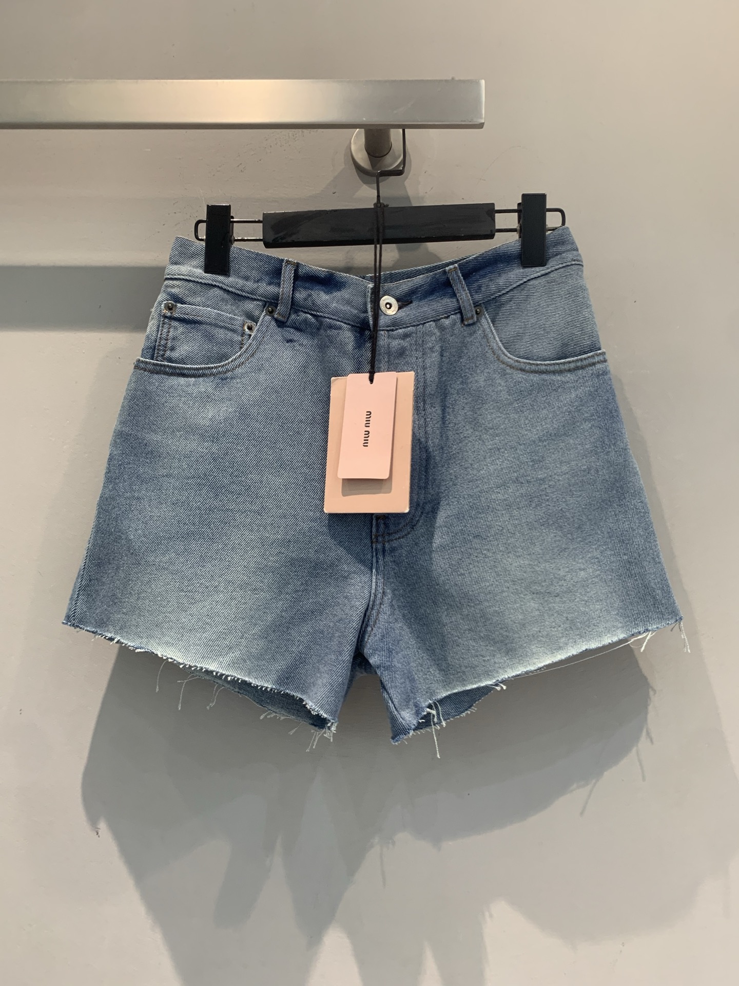 NO:893488,The new model is shipping. The original developed Miumi* spring and summer new fashionable and versatile embroidered letter high-waisted denim shorts. Made of washed denim, retro light blue texture + raw edge design, full of casual feeling!  The A-line wide-leg version slims down and flatters the leg shape, and can be easily worn by small girls. The back pocket has brand embroidery, which is full of details. It is breathable and comfortable to wear in summer. It is versatile with T-shirts, shirts or suspenders, and can be easily worn on the street or on vacation!  Size SML,,miumiu,shorts,shirts,tees,t-shirt,19860909新款出货啦 原版开发 Miumi*春夏新款时髦百搭刺绣字母高腰牛仔短裤.采用水洗牛仔布,复古浅蓝纹理+毛边设计,休闲感满满！A字阔腿版型显瘦又修饰腿型,小个子女生也能轻松驾驭.后袋有品牌刺绣,细节感十足.夏季穿着透气舒适,搭配T恤、衬衫或吊带都很百搭,日常出街、度假都能轻松hold住！码数SML,,miumiu,shorts,shirts,tees，t-shirt,,Women's clothing