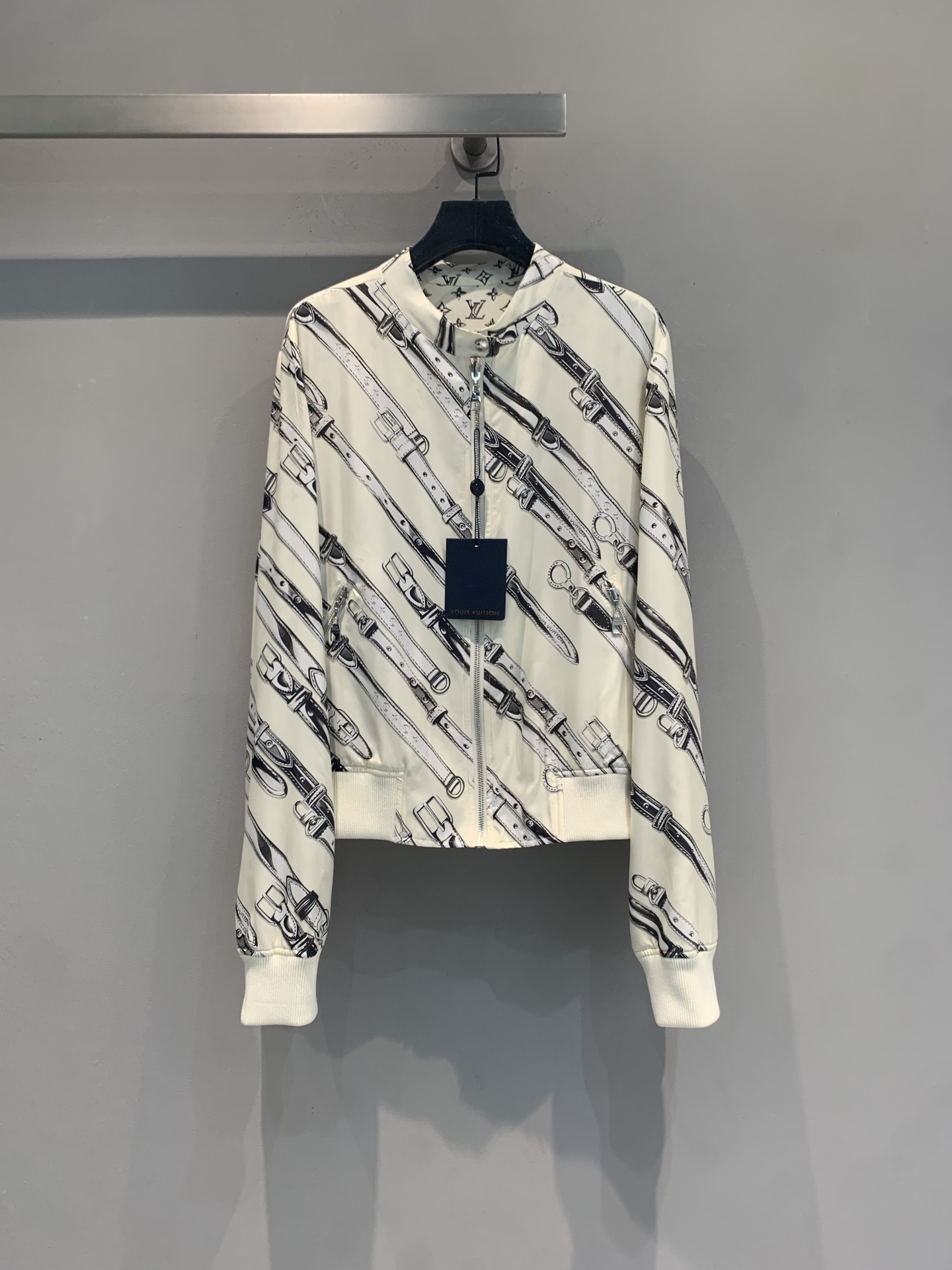 NO:893490,The new model is shipping. M was originally developed by L family for early autumn. It is a new fashionable and versatile reversible Monogram presbyopic jacket. It has classic black and white presbyopia printed all over it, and is highly recognizable!  The stand-up collar + metal zipper design is full of details and texture, fashionable and practical. The short version, paired with high-waisted pants or skirts, can easily optimize body proportions and is very suitable for spring and autumn. The Monogram pattern symbolizes brand heritage and luxury. It can be easily controlled for daily commuting or leisure. It is comfortable and high-end, and can easily create a fashionable look!  Size 36 38 40 42,,louis vuitton,skirts,jackets & coats,19860909新款出货啦M 原版开发 L家早秋新款时髦百搭两面穿Monogram老花夹克,经典黑白老花满印,辨识度超高！立领+金属拉链设计,细节质感满分,时尚又实用.短款版型,搭配高腰裤或裙装,轻松优化身材比例,春秋季节穿着超合适.Monogram图案象征品牌传承与奢华,日常通勤或休闲都能轻松驾驭,舒适又高级,轻松打造时髦look！码数36 38 40 42,,louis vuitton,skirts,jackets & coats,,Women's clothing