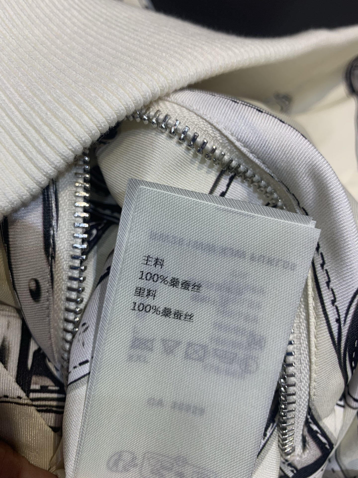 新款🆕 原版开发 L家早秋新款时髦百搭两面穿Monogram老花夹克，经典黑白老花满印，辨识度超高！立领