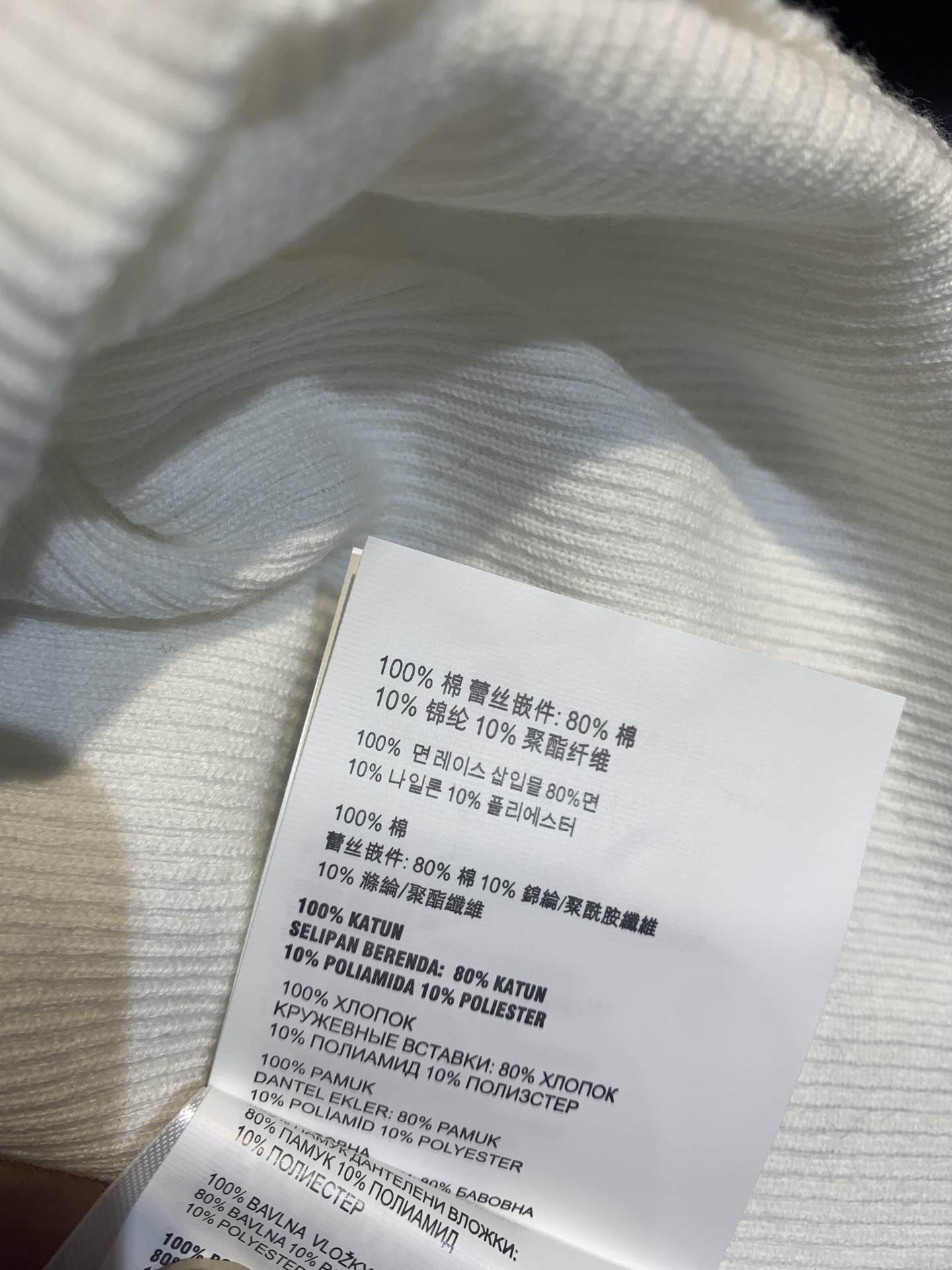 新款🆕 原版开发 Miumi*春夏新款时髦百搭白色蕾丝针织背心，柔软贴身，蕾丝花边点缀领口和肩带，精致又
