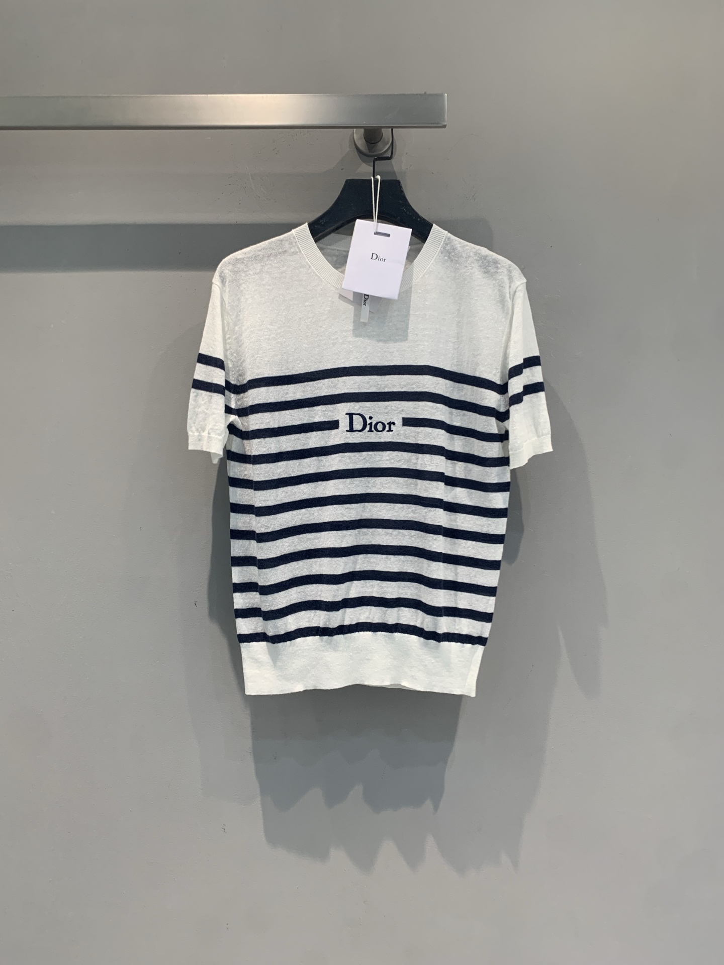NO:893475,The new model is shipped. M original development CD early autumn new D-Stripes series striped knitted short-sleeved, off-white + navy blue color, simple and recognizable. Linen blended material, breathable and comfortable, perfect for summer wear!  Dior logo + ribbed trim on the front, perfect details. Straight cut, versatile and adaptable to any figure. Whether paired with jeans or a skirt, you can easily get the French old-money style. It can be worn for daily commuting and vacation!  Size 36 38 40,,dior,skirts,jeans,T-shirt,19860909新款出货啦M原版开发 CD早秋新款D-Stripes系列条纹针织短袖,米白+海军蓝配色,简约又有辨识度.亚麻混纺材质,透气舒适,夏天穿超合适！正面Dior标志+罗纹饰边,细节满分.直筒剪裁,百搭不挑身材,无论配牛仔裤还是半裙,轻松get法式老钱风,日常通勤、度假都能穿！码数36 38 40,,dior,skirts,jeans,T-shirt,,Women's clothing