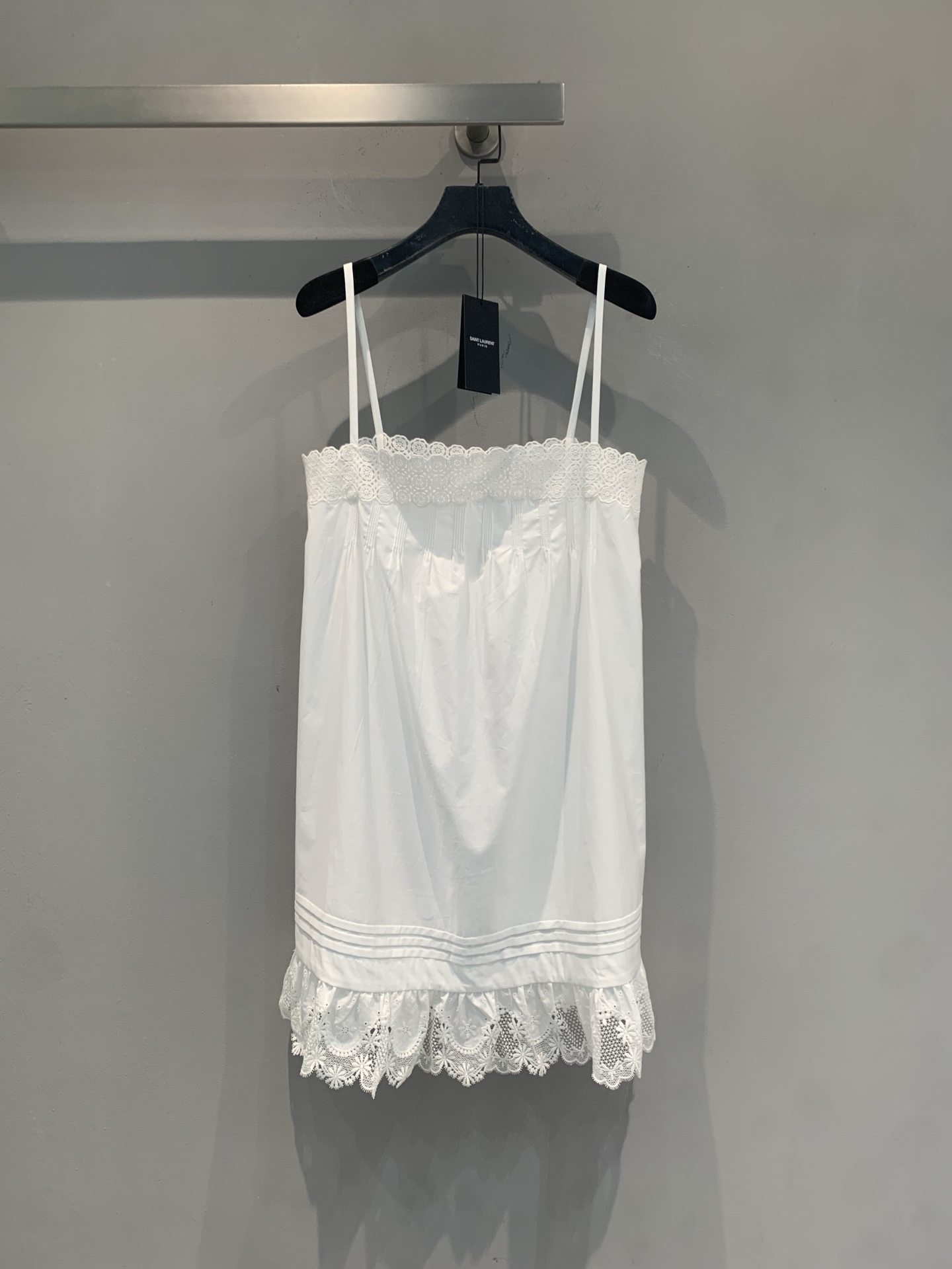 NO:893481,The new model is shipped. The original development YSL spring and summer new fashionable and versatile white lace lace suspender skirt, light and breathable fabric + exquisite lace, full of French romantic atmosphere!  The sling design is cool and slimming, and is perfect for spring and summer. The skirt is loose and looks great when worn alone or layered with a cardigan or jacket. It can be easily worn in daily life, vacations, and parties. Pair it with simple accessories or sandals to create an elegant look!  Size SML,,saint laurent,sandals,skirts,jackets & coats,19860909新款出货啦原版开发 YSL春夏新款时髦百搭白色花边蕾丝吊带裙,轻薄透气面料+精致蕾丝花边,法式浪漫氛围感拉满！吊带设计清凉显瘦,春夏穿超合适～裙摆宽松,单穿or叠搭开衫、外套都很出彩,日常、度假、聚会都能轻松驾驭.搭配简约配饰或凉鞋,优雅气质直接拿捏！码数SML,,saint laurent,sandals,skirts,jackets & coats,,Women's clothing