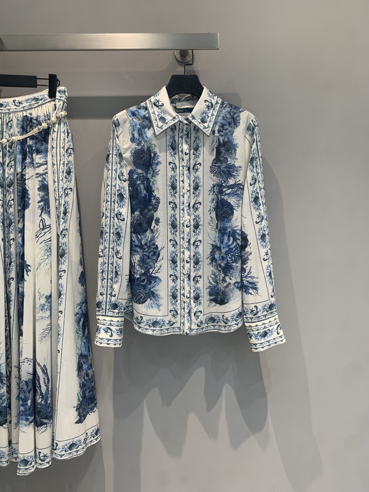 NO:898725,The new model is shipping. The original development ZM spring and summer new fashionable retro blue and white porcelain printed shirt, inspired by the ocean and art, the blue and white print is super recognizable!  Light ramie material, breathable and comfortable, perfect for spring and summer. Slim fit + exquisite buttons, perfect details, cuffs and collars are very designed. Paired with shorts or skirts of the same series, it can be easily controlled on vacation, daily life, and casual style, elegant and personalized. Size SML, skirts, shorts, shirts,19860909新款出货啦 原版开发 ZM春夏新款时髦复古青花瓷印花衬衫,灵感来自海洋与艺术,蓝白印花超有辨识度！轻盈苎麻材质,透气又舒适,春夏穿超合适.修身剪裁+精致纽扣,细节满分,袖口和领口都很有设计感.搭配同系列短裤或半裙,度假、日常、轻熟风都能轻松驾驭,优雅又有个性.码数SML,,skirts,shorts,shirts,,Women's clothing