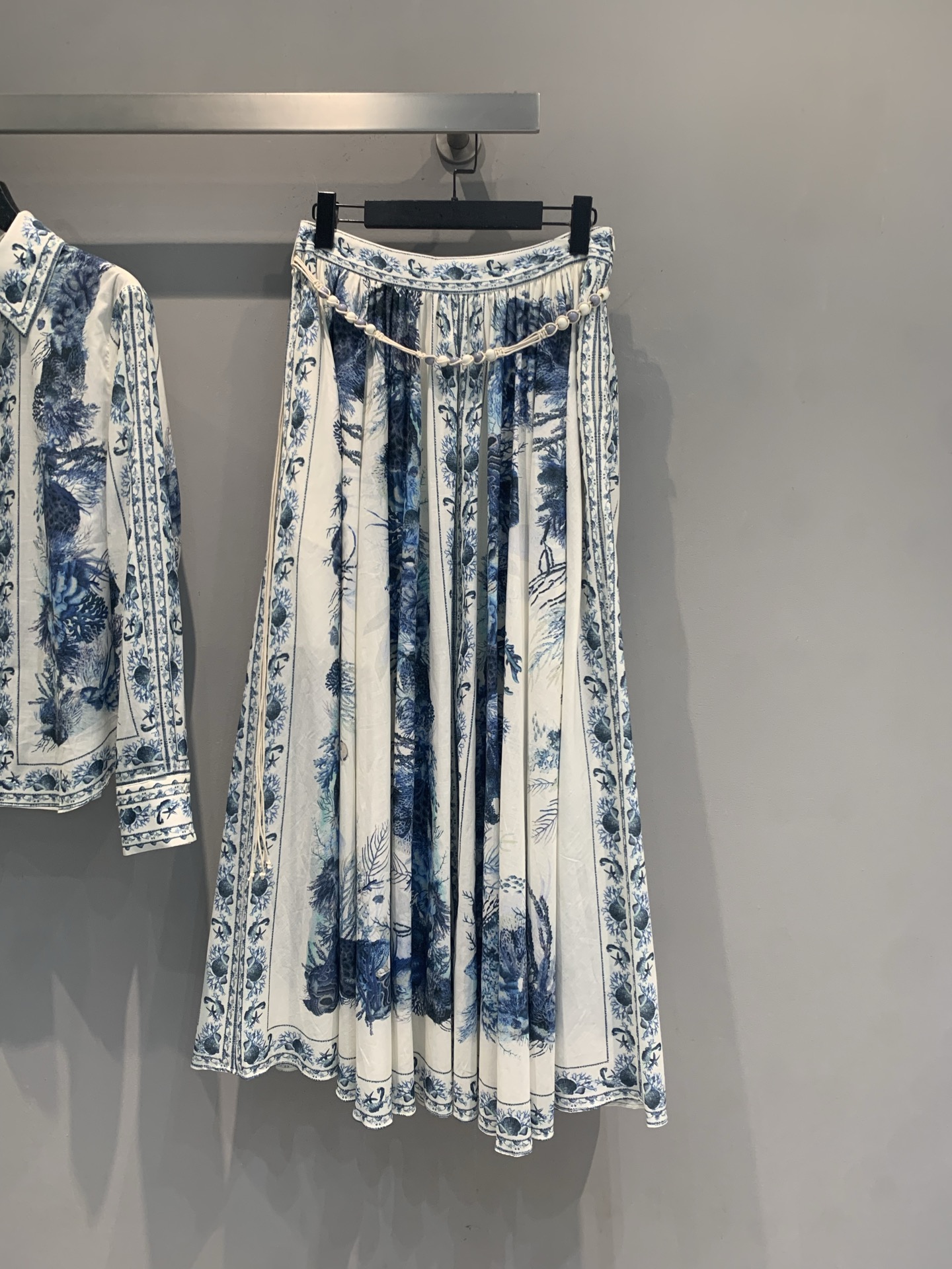 NO:898742,The new model is shipping. M was originally developed by ZM. The new fashionable retro blue and white porcelain printed skirt for spring and summer is inspired by traditional porcelain art and is full of oriental charm. Light and thin fabrics, good drape, super comfortable to wear in spring and summer. High waist + umbrella skirt design, modify the body shape, easy to get elegant temperament!  The waist is embellished with bead chains, adding a sense of sophistication. It is perfect for daily commuting, vacationing, and taking photos. Pair it with a shirt of the same series or a simple top to easily create a literary retro style~Size SML,,skirts,shirts,19860909新款出货啦M 原版开发 ZM春夏新款时髦复古青花瓷印花半裙,灵感源自传统瓷器艺术,东方韵味满满.轻薄面料,垂坠感好,春夏穿超舒适.高腰+伞裙设计,修饰身形,优雅气质轻松get！腰部珠链点缀,精致感up.日常通勤、度假、拍照都很出片,搭配同系列衬衫或简约上衣,轻松打造文艺复古风～码数SML,,skirts,shirts,,Women's clothing