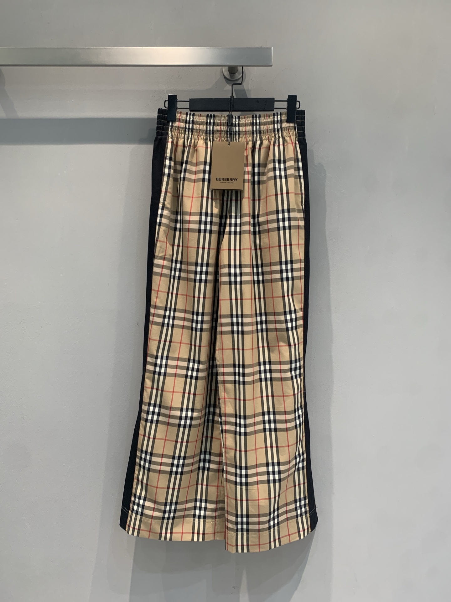 新款🆕 原版开发 Bur*春夏新款时髦复古经典格纹阔腿裤，采用标志性Vintage格纹，英伦复古氛围感满