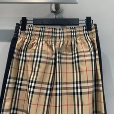 新款🆕 原版开发 Bur*春夏新款时髦复古经典格纹阔腿裤,采用标志性Vintage格纹,英伦复古氛围感满 新款🆕 原版开发 Bur*春夏新款时髦复古经典格纹阔腿裤,采用标志性Vintage格纹,英伦复古氛围感满