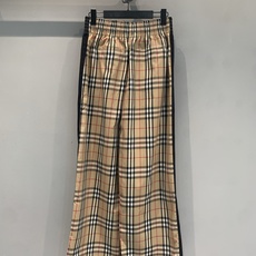 新款🆕 原版开发 Bur*春夏新款时髦复古经典格纹阔腿裤,采用标志性Vintage格纹,英伦复古氛围感满 新款🆕 原版开发 Bur*春夏新款时髦复古经典格纹阔腿裤,采用标志性Vintage格纹,英伦复古氛围感满