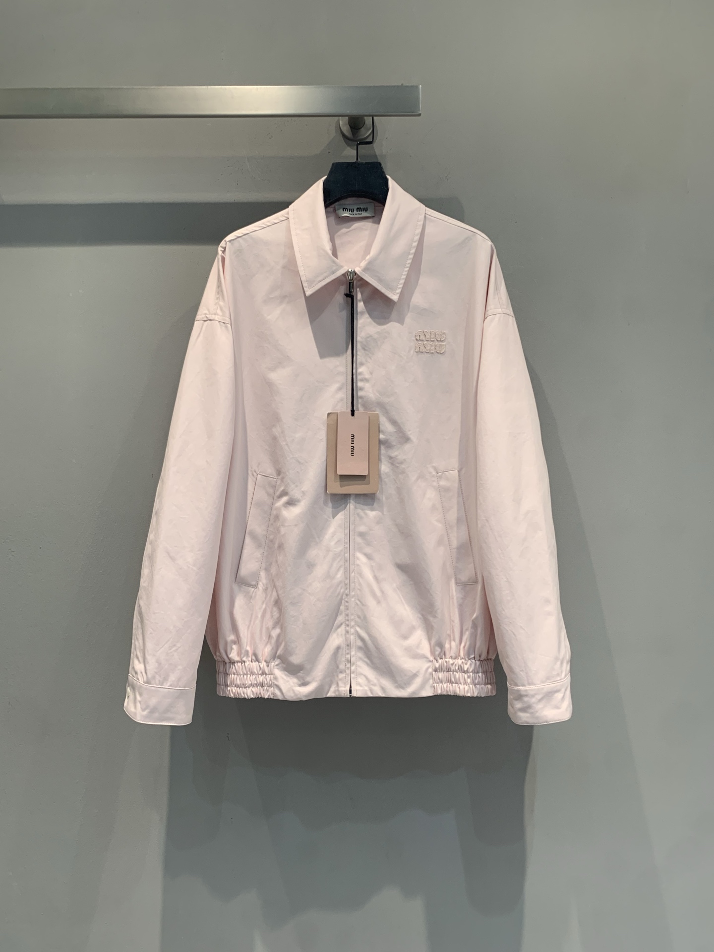 NO:900227,The new model has been shipped. The original developed Miumi* early autumn new fashionable and versatile pink work jacket. The low saturation pink color is super gentle. The light fabric is soft and wrinkle-resistant. It is just right for spring and autumn!  Loose fit + lapel design, the brand embroidery on the chest is very recognizable. The elasticated cuffs and hem are comfortable and practical, and can be easily used for daily commuting and leisure. The pink is white, and the yellow leather can be easily held. Pair it with a dress or high-waisted pants, which is full of sweet and cool style. Size SML,,miumiu,skirts,jackets & coats,19860909新款出货啦 原版开发 Miumi*早秋新款时髦百搭粉色工装夹克,低饱和度粉色超温柔,轻薄面料柔软又抗皱,春秋穿刚刚好！宽松版型+翻领设计,胸前品牌刺绣超有辨识度.松紧袖口和下摆,舒适又实用,日常通勤、休闲都能轻松驾驭.粉色显白,黄皮也能轻松hold住,搭配连衣裙或高腰裤,甜酷风满满.码数SML,,miumiu,skirts,jackets & coats,,Women's clothing