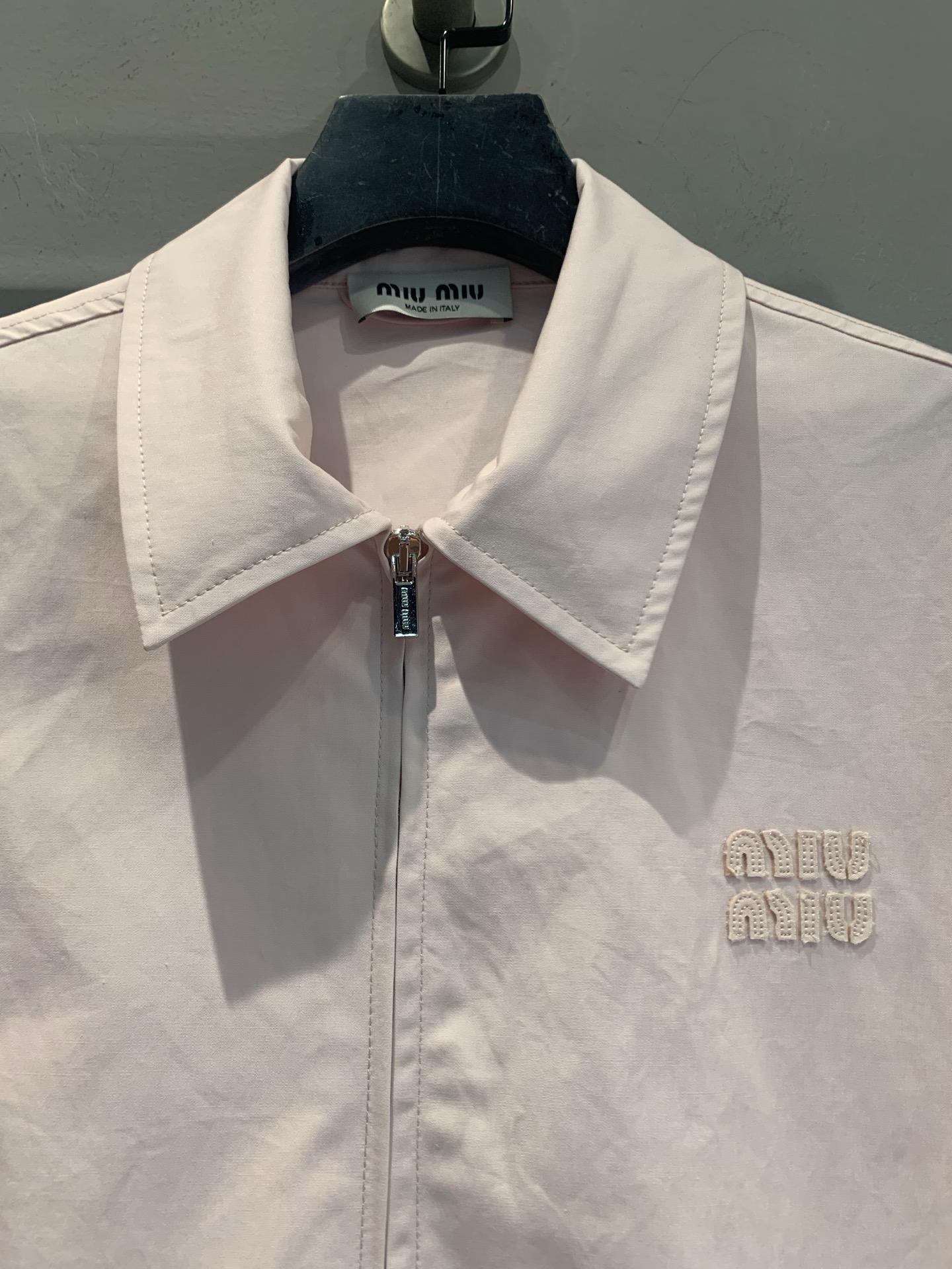 新款🆕 原版开发 Miumi*早秋新款时髦百搭粉色工装夹克，低饱和度粉色超温柔，轻薄面料柔软又抗皱，春秋
