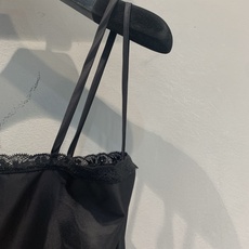 新款🆕 原版开发 Prad*春夏新款时髦复古三角标蕾丝花边吊带裙,采用经典尼龙面料,轻盈有光泽,搭配精致 新款🆕 原版开发 Prad*春夏新款时髦复古三角标蕾丝花边吊带裙,采用经典尼龙面料,轻盈有光泽,搭配精致