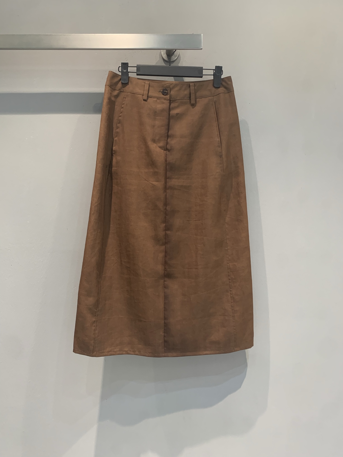 NO:900283,New model is shipped  ICICLE's Hexiang cloud gauze long skirt is made of intangible cultural heritage fabrics, dipped in yam juice and catalyzed by soil, to present a unique natural texture. The fabric is made of pure silk, which is smooth to the touch, stiff and not easy to wrinkle, and is super comfortable to wear in spring and summer. The high-waist design modifies the body shape and is tolerant. The brown color is low-key and versatile, and can be easily worn for commuting and vacation. Paired with tops from the same series, you can easily get the oriental aesthetic style and show the new Chinese fashion charm. Size SML, skirts, real silk,19860909新款出货啦 ICICLE之禾香云纱长半裙,采用非遗工艺面料,薯莨汁液浸染+泥土催化,呈现独特天然纹理.面料为真丝莨绸,手感爽滑,挺括不易皱,春夏穿超舒适.高腰设计,修饰身型,包容性强,咖色调低调百搭,通勤度假都能轻松驾驭.搭配同系列上衣,轻松get东方美学风格,展现新中式时尚魅力.码数SML,,skirts,real silk,,Women's clothing