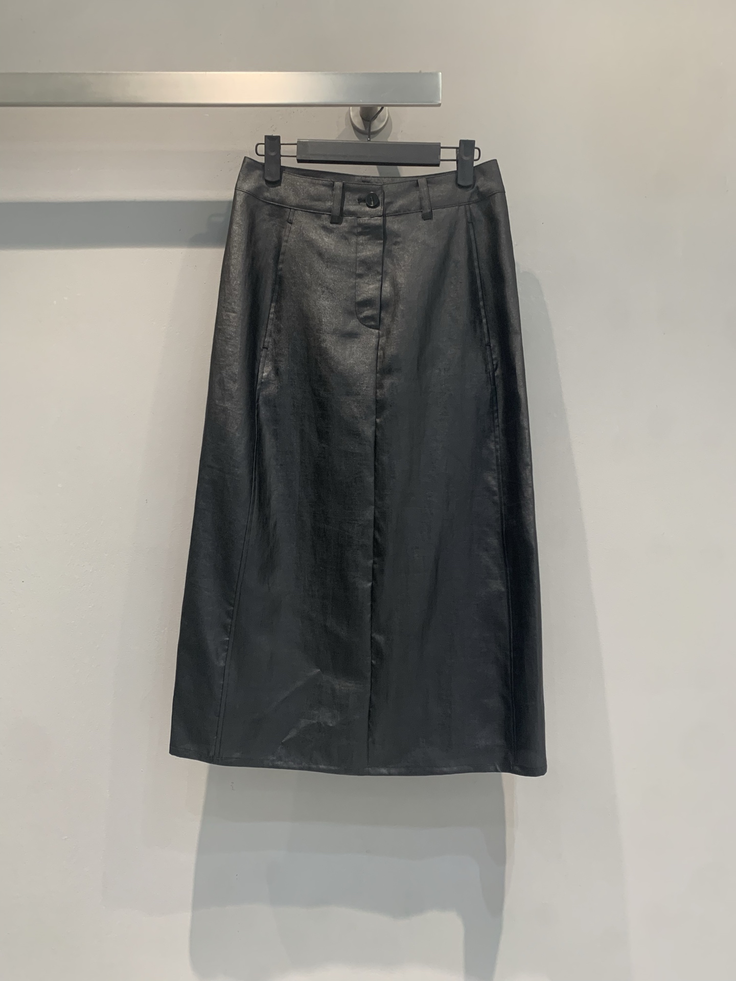 NO:900276,New model is shipped  ICICLE's Hexiang cloud gauze long skirt is made of intangible cultural heritage fabrics, dyed with yam juice and catalyzed by soil, showing a unique natural texture. The fabric is made of silk ranunculus, which feels smooth, stiff and not easy to wrinkle, and is super comfortable to wear in spring and summer. The high-waist design modifies the body shape and is tolerant. The black tone is low-key and versatile, and can be easily worn when commuting and vacationing. Paired with the same series of tops, you can easily get the oriental aesthetic style and show the new Chinese fashion charm. Size SML, skirts, real silk,19860909新款出货啦 ICICLE之禾香云纱长半裙,采用非遗工艺面料,薯莨汁液浸染+泥土催化,呈现独特天然纹理.面料为真丝莨绸,手感爽滑,挺括不易皱,春夏穿超舒适.高腰设计,修饰身型,包容性强,黑色调低调百搭,通勤度假都能轻松驾驭.搭配同系列上衣,轻松get东方美学风格,展现新中式时尚魅力.码数SML,,skirts,real silk,,Women's clothing