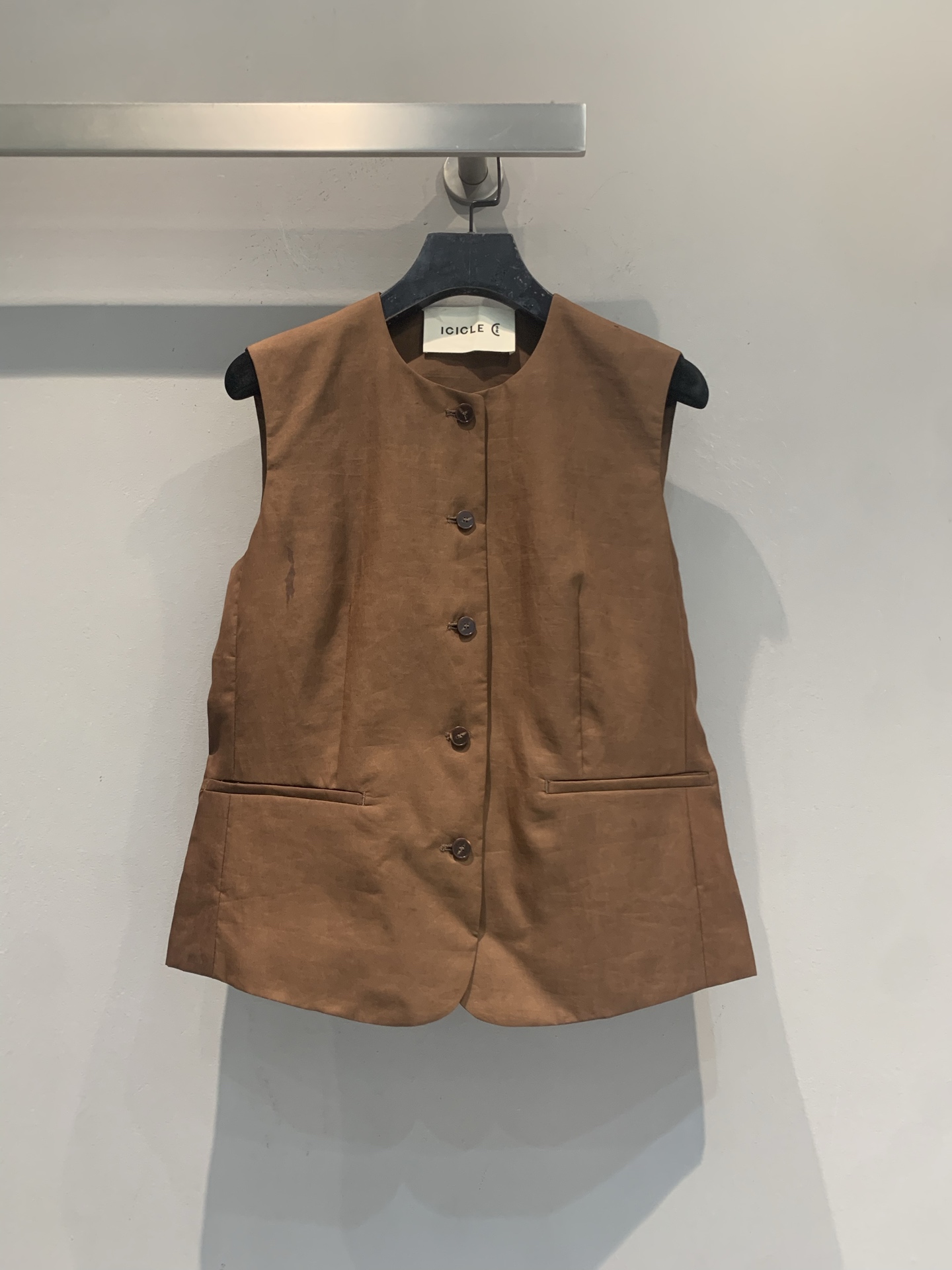 NO:900239,The new model has been shipped. ICICLE's Hexiangyunsha vest is made of non-heritage silk non-heritage silk fabric. The caramel brown color is super textured!  Single-breasted + round neck sleeveless design, simple and neat, super breathable and skin-friendly for spring and summer, and also has a cool feeling. The Xiangyun yarn is made with complex craftsmanship and is soaked in potato juice + river mud, making it more shiny, retro and advanced. Pair it with black shorts or a plaid skirt, and you can easily get a new Chinese-style relaxed look, which is perfect for commuting and leisure!  Size SML,,skirts,shorts,real silk,19860909新款出货啦 ICICLE之禾香云纱马甲,采用非遗真丝莨绸面料,焦糖棕色超有质感！单排扣+圆领无袖设计,简约利落,春夏穿超透气亲肤,还自带凉感.香云纱工艺复杂,薯莨汁液+河泥封浸,越穿越有光泽,复古又高级.搭配黑色短裤或格纹半裙,轻松get新中式松弛感穿搭,通勤休闲都很适合哦！码数SML,,skirts,shorts,real silk,,Women's clothing