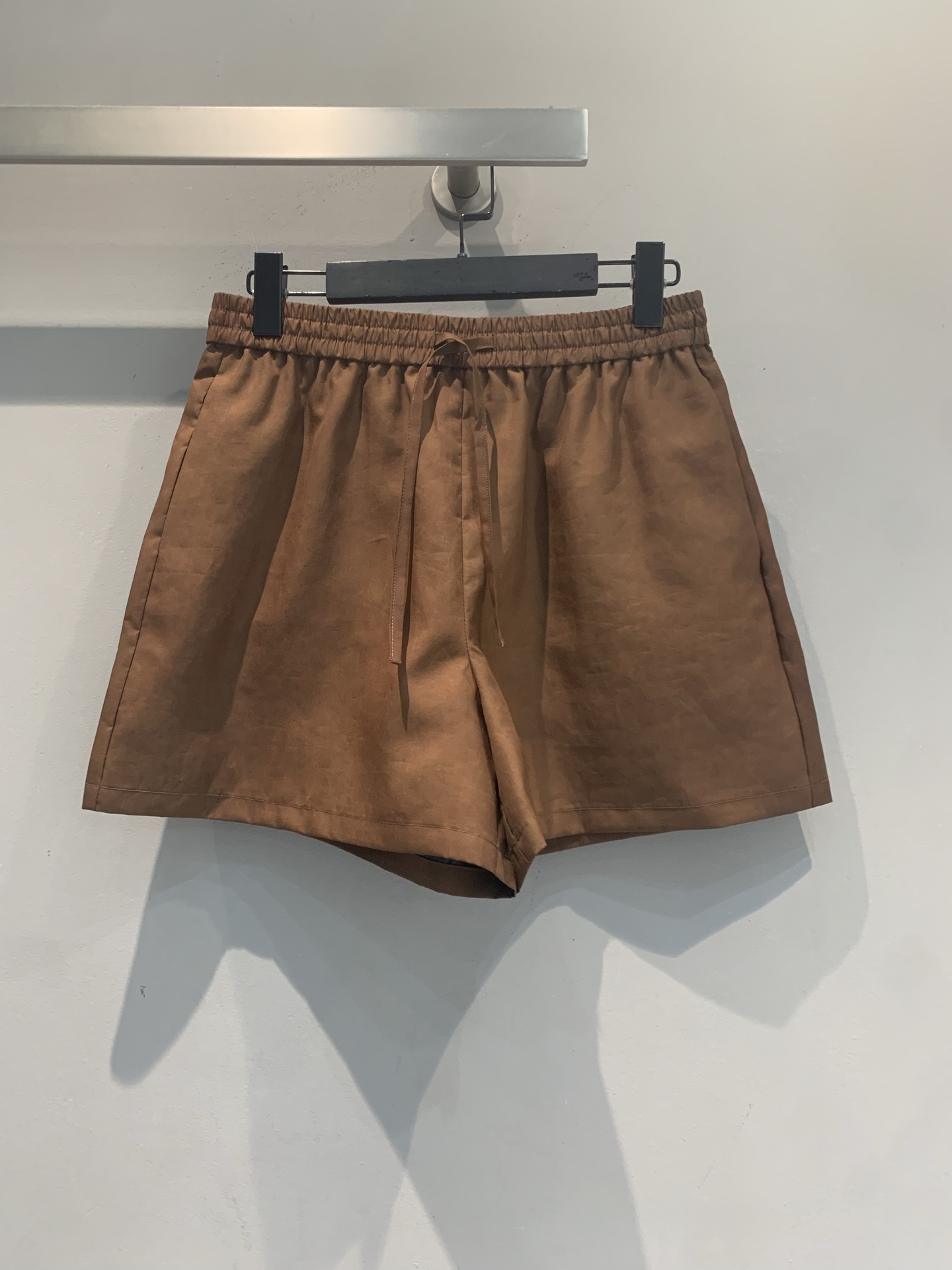 NO:900306,New model is shipped  ICICLE's Hexiang cloud gauze shorts are made of intangible cultural heritage fabrics, dipped in potato juice and catalyzed by soil, to present a unique natural texture. The fabric is made of pure silk, which feels smooth, stiff and not easy to wrinkle, and is super comfortable to wear in spring and summer. The high-waisted drawstring design modifies the body shape and is tolerant. The dark coffee color is low-key and versatile, and can be easily worn for commuting and vacation. Pair it with the same series of tops to easily get the oriental aesthetic style and show the new Chinese fashion charm. Size SML, shorts, real  silk,19860909新款出货啦 ICICLE之禾香云纱短裤,采用非遗工艺面料,薯莨汁液浸染+泥土催化,呈现独特天然纹理.面料为真丝莨绸,手感爽滑,挺括不易皱,春夏穿超舒适.高腰抽绳设计,修饰身型,包容性强,深咖色调低调百搭,通勤度假都能轻松驾驭.搭配同系列上衣,轻松get东方美学风格,展现新中式时尚魅力.码数SML,,shorts,real silk,,Women's clothing