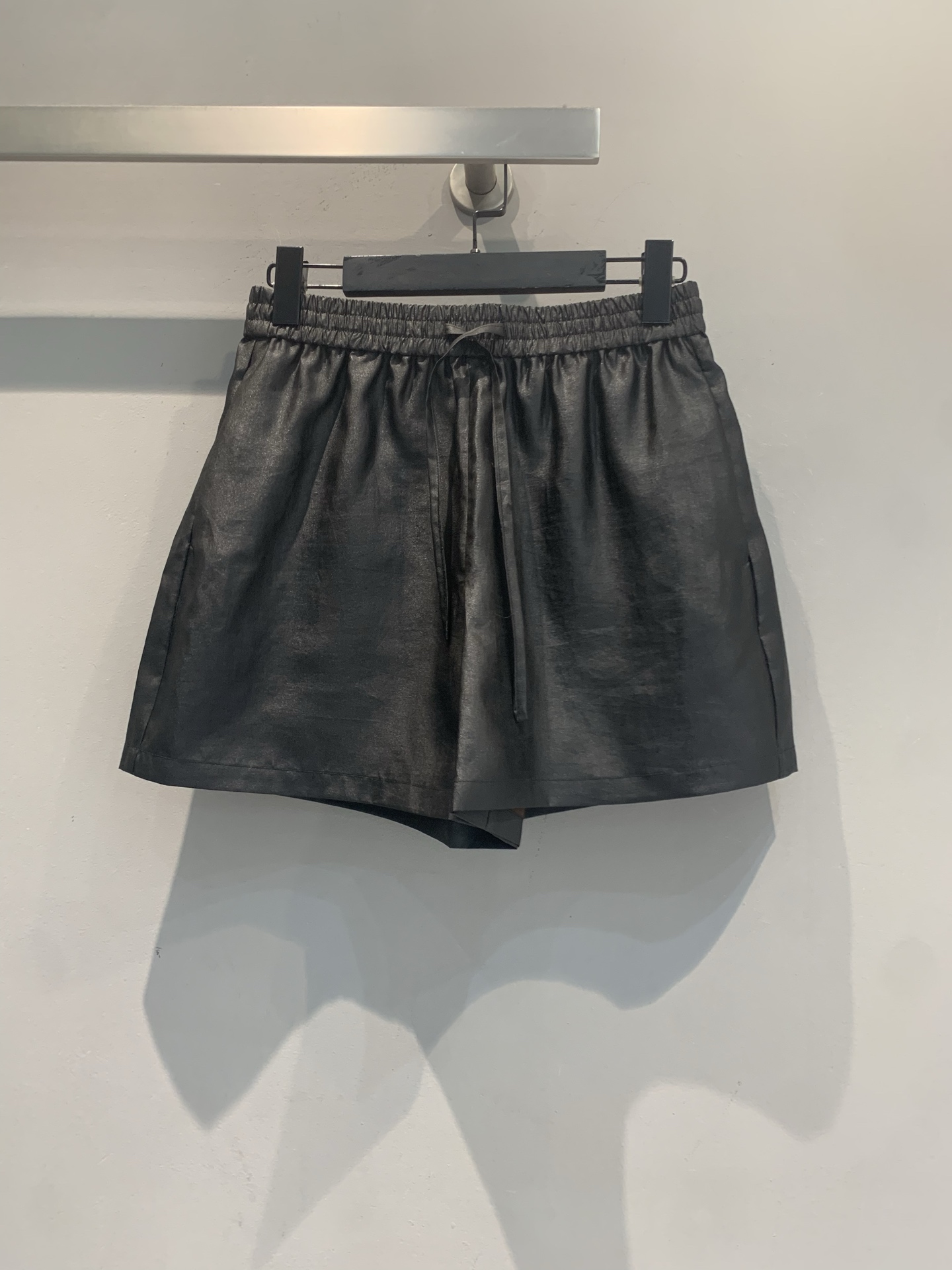 NO:900298,New model is shipped  ICICLE's Hexiang cloud gauze shorts are made of intangible cultural heritage fabrics, dipped in potato juice and catalyzed by soil, to present a unique natural texture. The fabric is made of pure silk, which feels smooth, stiff and not easy to wrinkle, and is super comfortable to wear in spring and summer. The high-waisted drawstring design modifies the body shape and is tolerant. The black tone is low-key and versatile, and can be easily worn when commuting and vacationing. Paired with the same series of tops, you can easily get the oriental aesthetic style and show the new Chinese fashion charm. Size SML, shorts, real  silk,19860909新款出货啦 ICICLE之禾香云纱短裤,采用非遗工艺面料,薯莨汁液浸染+泥土催化,呈现独特天然纹理.面料为真丝莨绸,手感爽滑,挺括不易皱,春夏穿超舒适.高腰抽绳设计,修饰身型,包容性强,黑色调低调百搭,通勤度假都能轻松驾驭.搭配同系列上衣,轻松get东方美学风格,展现新中式时尚魅力.码数SML,,shorts,real silk,,Women's clothing