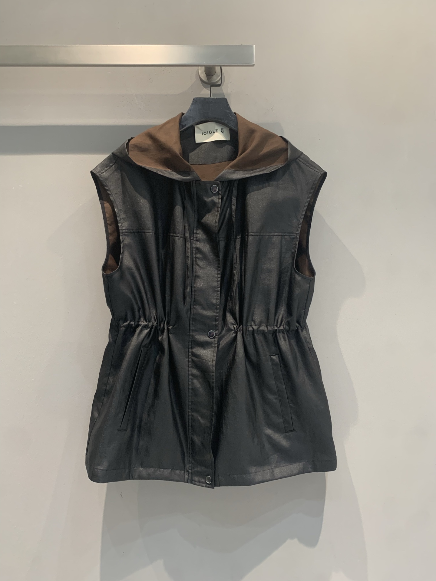 NO:900261,New model is shipped  ICICLE's Hexiangyunsha hooded vest is made of non-heritage weeping silk technology, with mulberry silk as the base, dipped in weeps liquid + river mud sealing + sun exposure, with a unique texture. Black matte, strong drape, breathable and not stuffy, super comfortable to wear in summer. Hooded drawstring + loose  The tight waist design is flattering and comfortable, and the side pockets are practical. The Xiangyun yarn becomes softer and has an improved luster, making it easy to control during daily commuting. Paired with a white T or skirt, it is neat and full of luxury. Size SML, skirts, hats,19860909新款出货啦 ICICLE之禾香云纱连帽马甲,采用非遗莨绸工艺,桑蚕丝为基底,薯莨液浸染+河泥封存+日晒,质感独特.黑色哑光,垂坠感强,透气不闷热,夏天穿超舒服.连帽抽绳+松紧腰设计,修饰身形又舒适,侧插袋实用.香云纱越穿越柔软,光泽感提升,通勤日常都能轻松驾驭,搭配白T或半裙,利落又高级感满满.码数SML,,skirts,hats,,Women's clothing