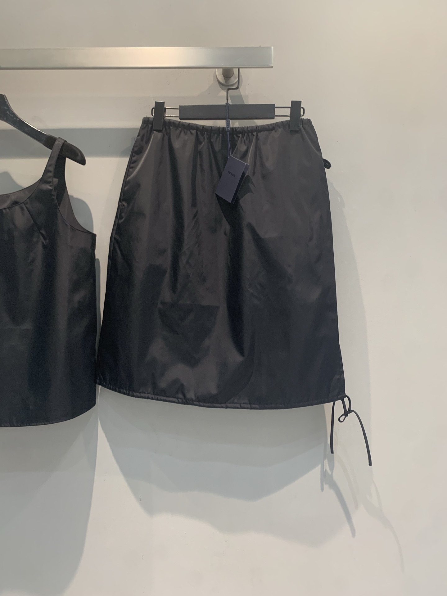 NO:898767,The new model is shipped. M original development Prad* spring and summer new fashionable and versatile black drawstring work skirt, high waist design + light fabric, super comfortable to wear in spring and summer!  Three-dimensional tailoring + drawstring details, practical and design, workwear-style neat lines, can be easily used for daily commuting and leisure. The black color is versatile, paired with a shirt, intellectual, retro with a T-shirt, the skirt is moderate in length, flatters the leg shape and is comfortable, it is a must-have multi-wear item in the wardrobe!  Size SML,,prada,skirts,shirts,tees,t-shirt,19860909新款出货啦M原版开发 Prad*春夏新款时髦百搭黑色抽绳工装半裙,高腰设计+轻薄面料,春夏穿超舒服！立体剪裁+抽绳细节,实用又有设计感,工装风利落线条,日常通勤、休闲都能轻松驾驭.黑色百搭,配衬衫知性,搭T恤复古,裙长适中,修饰腿型又自在,是衣橱必备多穿单品！码数SML,,prada,skirts,shirts,tees，t-shirt,,Women's clothing