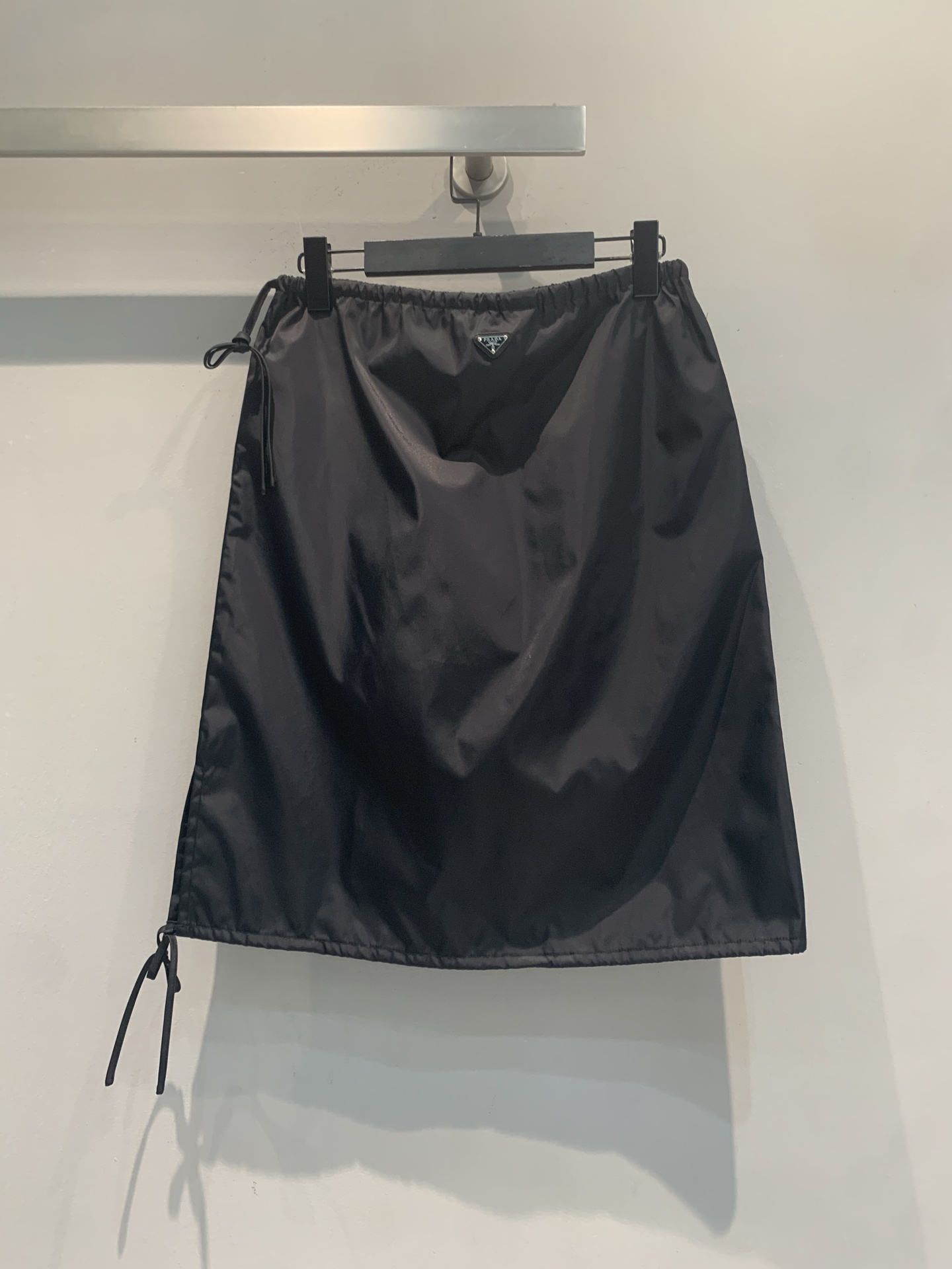 新款🆕 原版开发 Prad*春夏新款时髦百搭黑色抽绳工装半裙，高腰设计+轻薄面料，春夏穿超舒服！立体剪裁