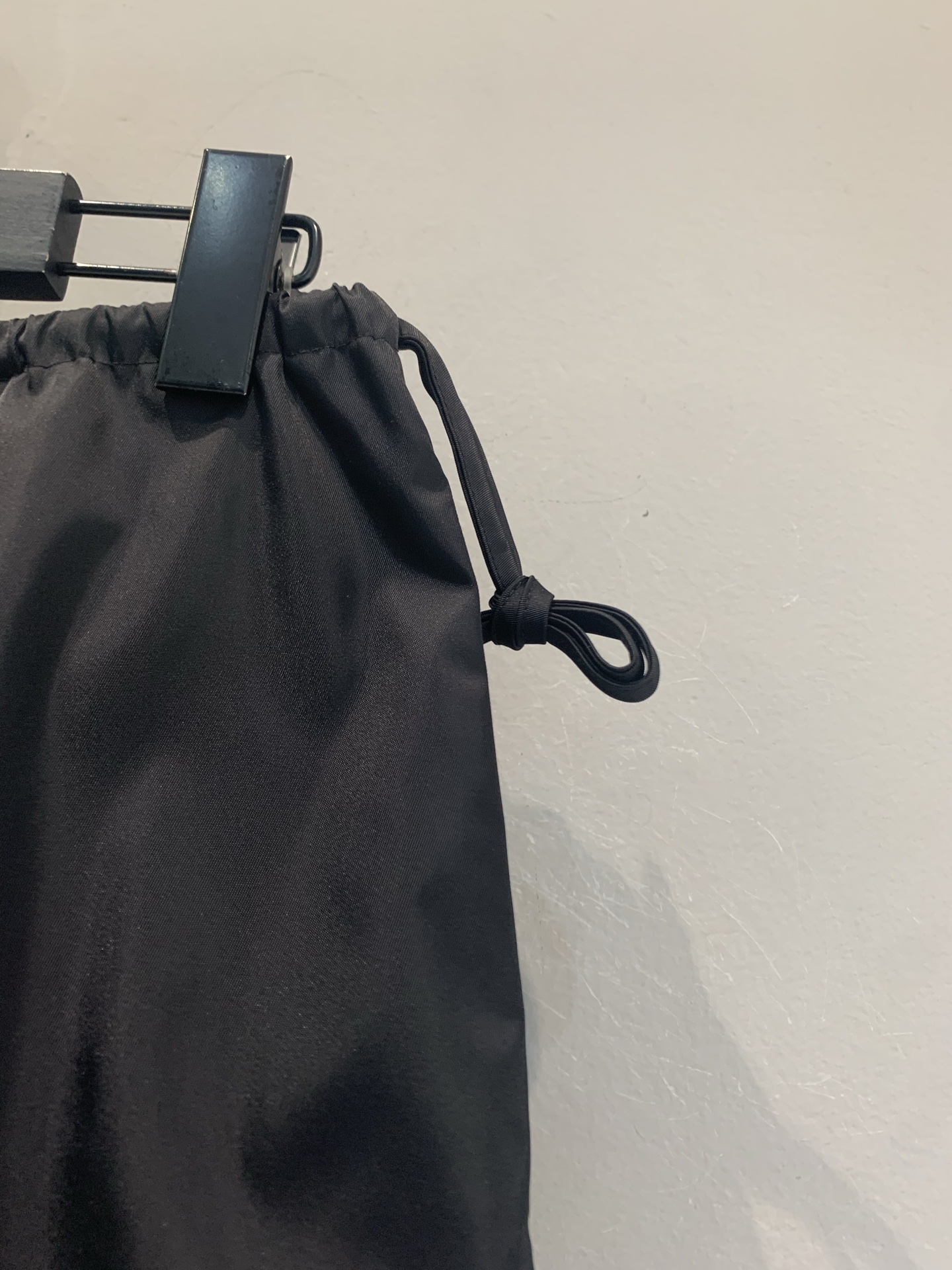 新款🆕 原版开发 Prad*春夏新款时髦百搭黑色抽绳工装半裙，高腰设计+轻薄面料，春夏穿超舒服！立体剪裁