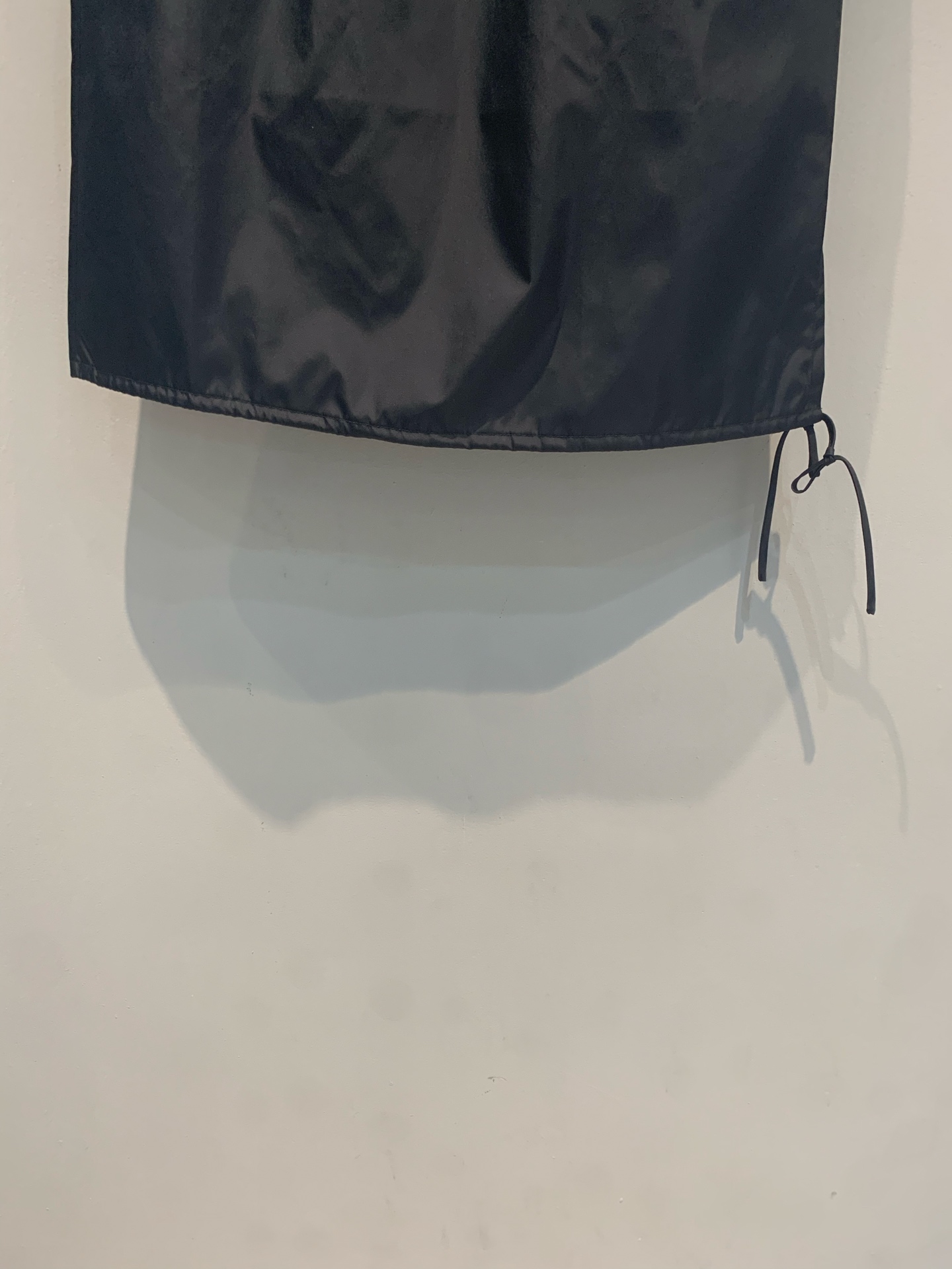 新款🆕 原版开发 Prad*春夏新款时髦百搭黑色抽绳工装半裙，高腰设计+轻薄面料，春夏穿超舒服！立体剪裁