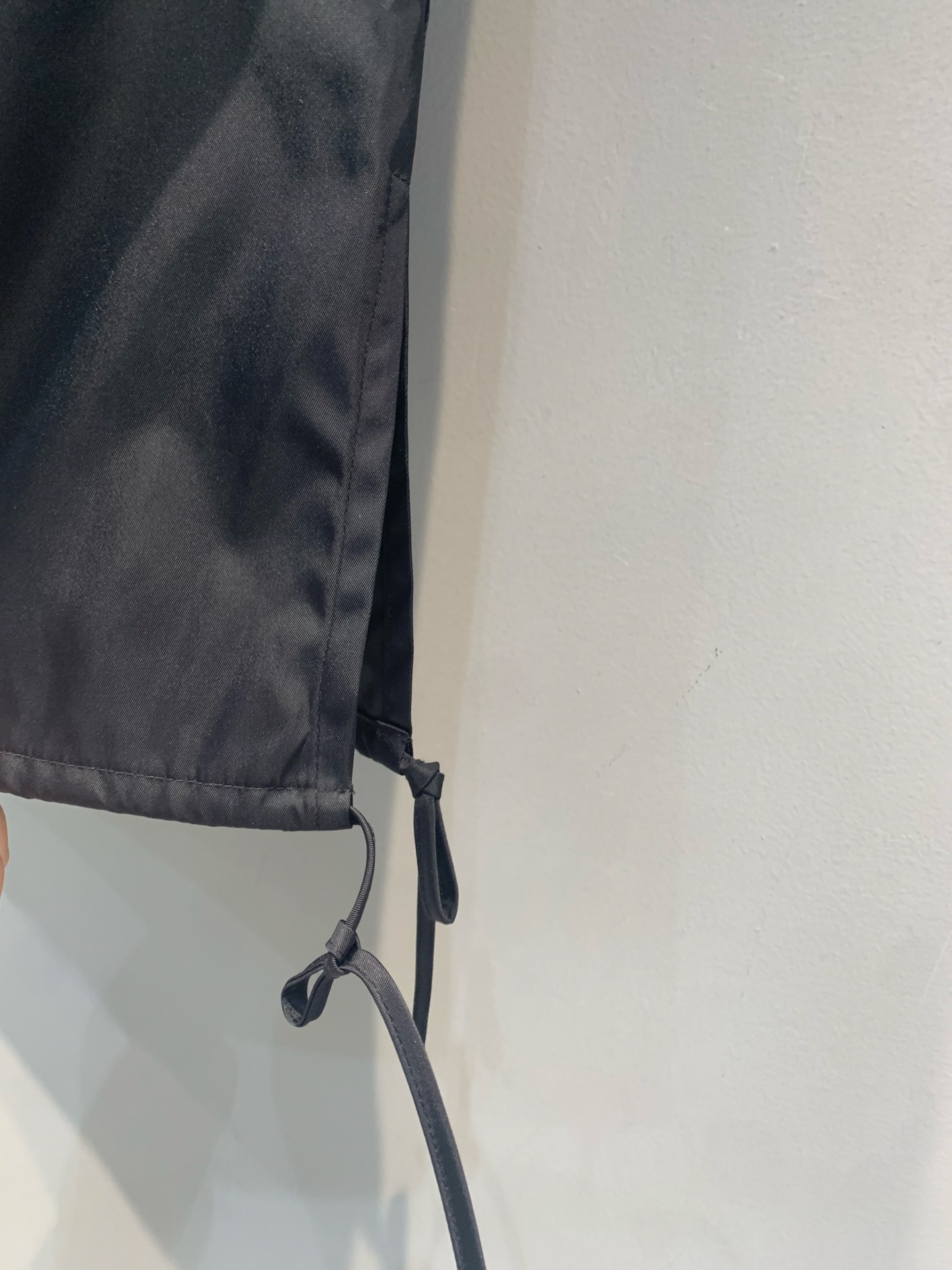 新款🆕 原版开发 Prad*春夏新款时髦百搭黑色抽绳工装半裙，高腰设计+轻薄面料，春夏穿超舒服！立体剪裁