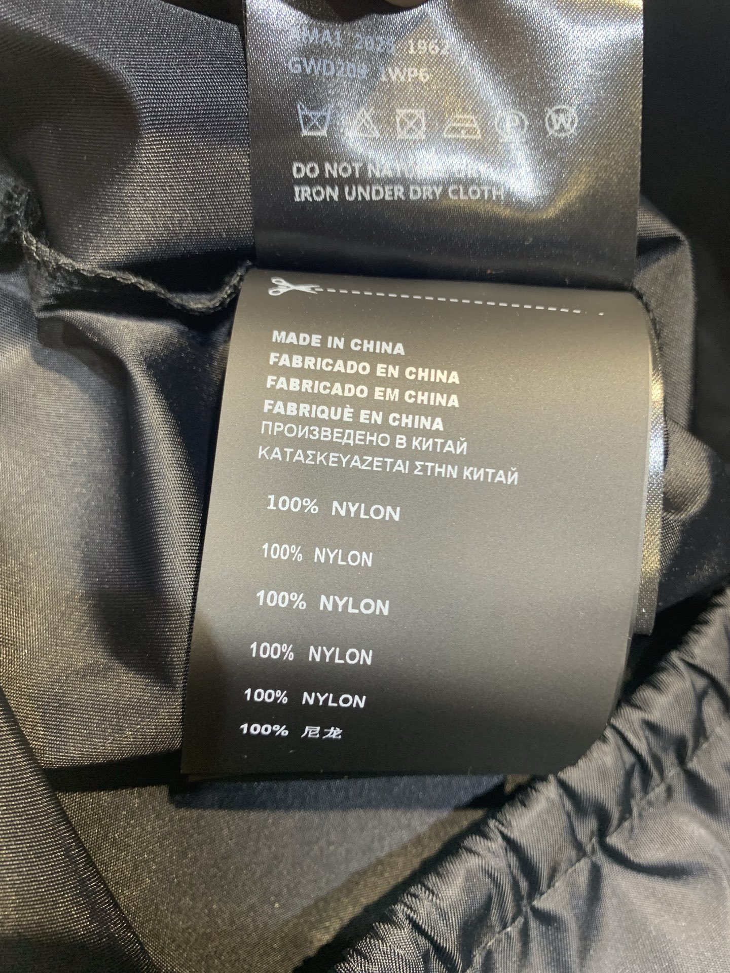 新款🆕 原版开发 Prad*春夏新款时髦百搭黑色抽绳工装半裙，高腰设计+轻薄面料，春夏穿超舒服！立体剪裁