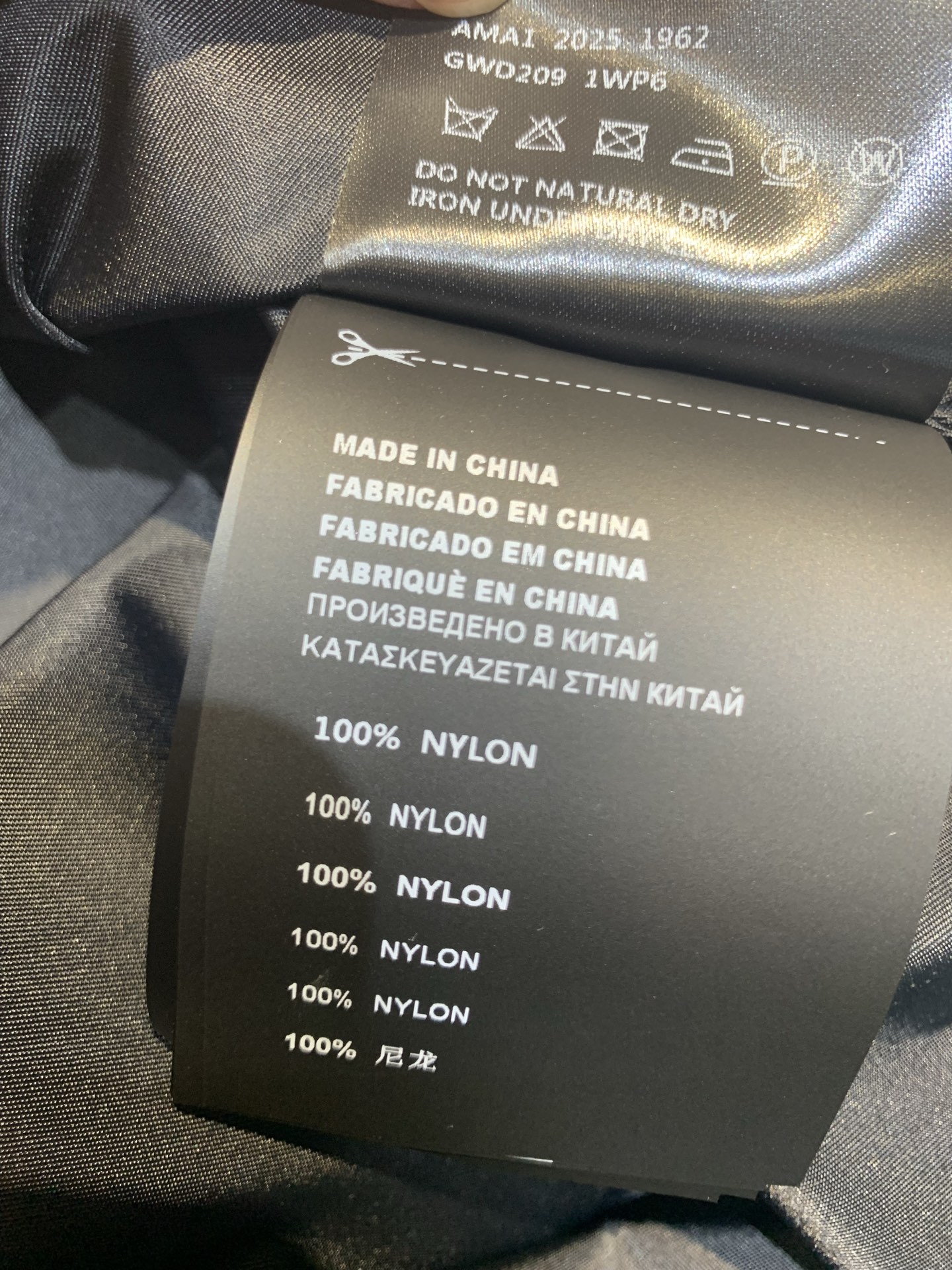 新款🆕 原版开发 Prad*春夏新款时髦百搭三角标纯色背心裙，短款设计，轻薄面料，简约大气风格。金属三角