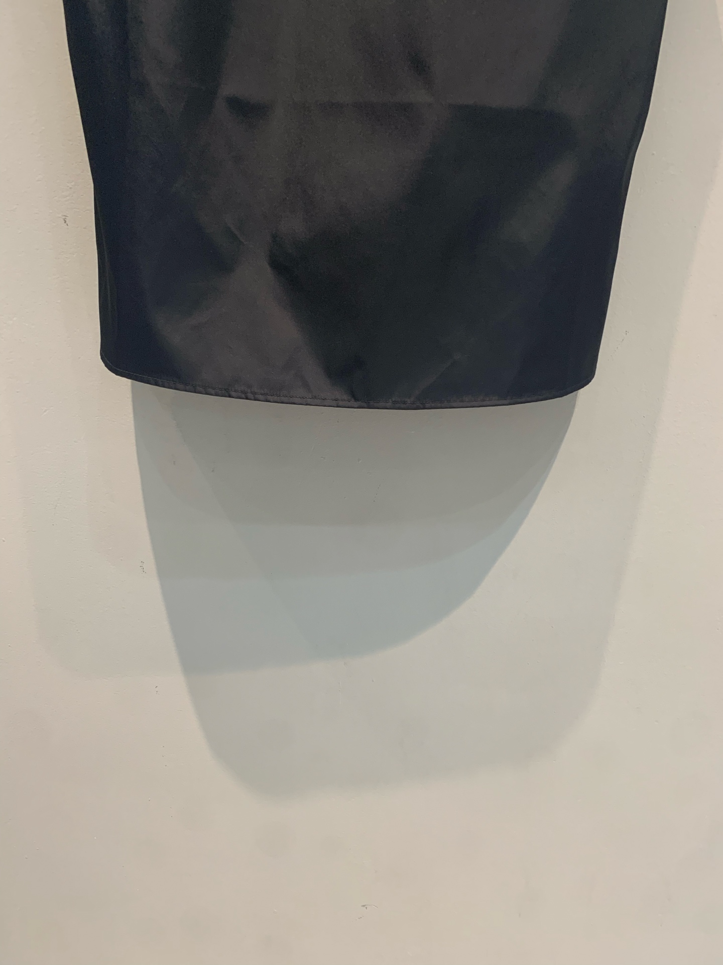 新款🆕 原版开发 Prad*春夏新款时髦百搭三角标纯色背心裙，短款设计，轻薄面料，简约大气风格。金属三角