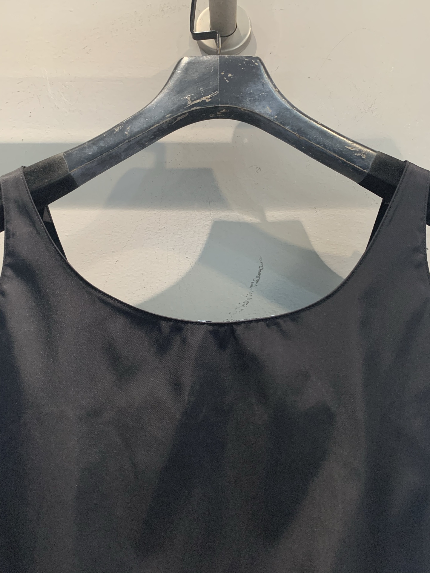 新款🆕 原版开发 Prad*春夏新款时髦百搭三角标纯色背心裙，短款设计，轻薄面料，简约大气风格。金属三角