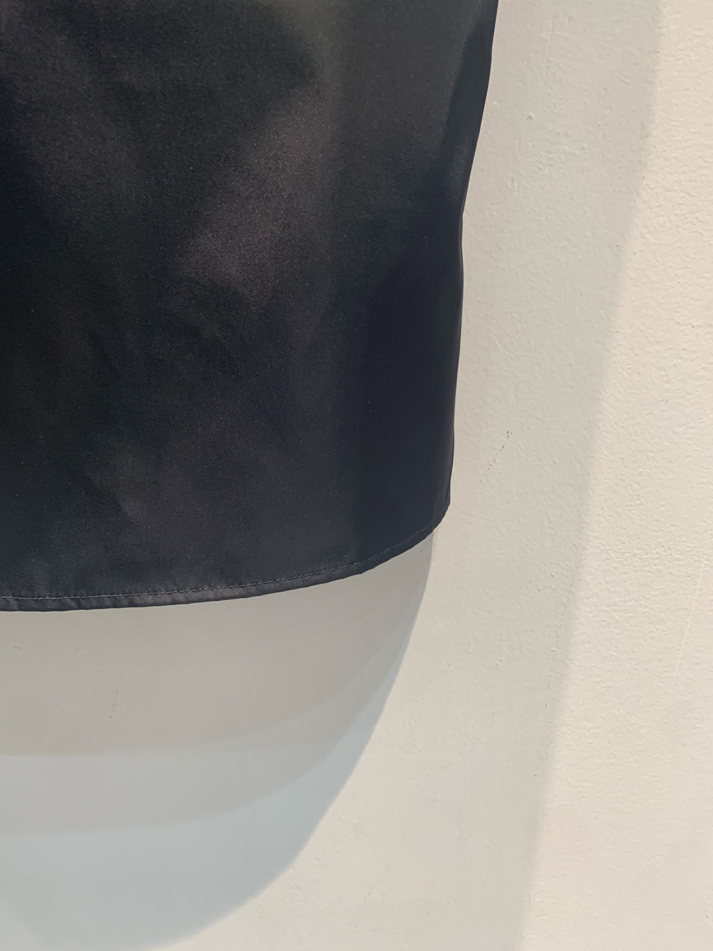 新款🆕 原版开发 Prad*春夏新款时髦百搭三角标纯色背心裙，短款设计，轻薄面料，简约大气风格。金属三角