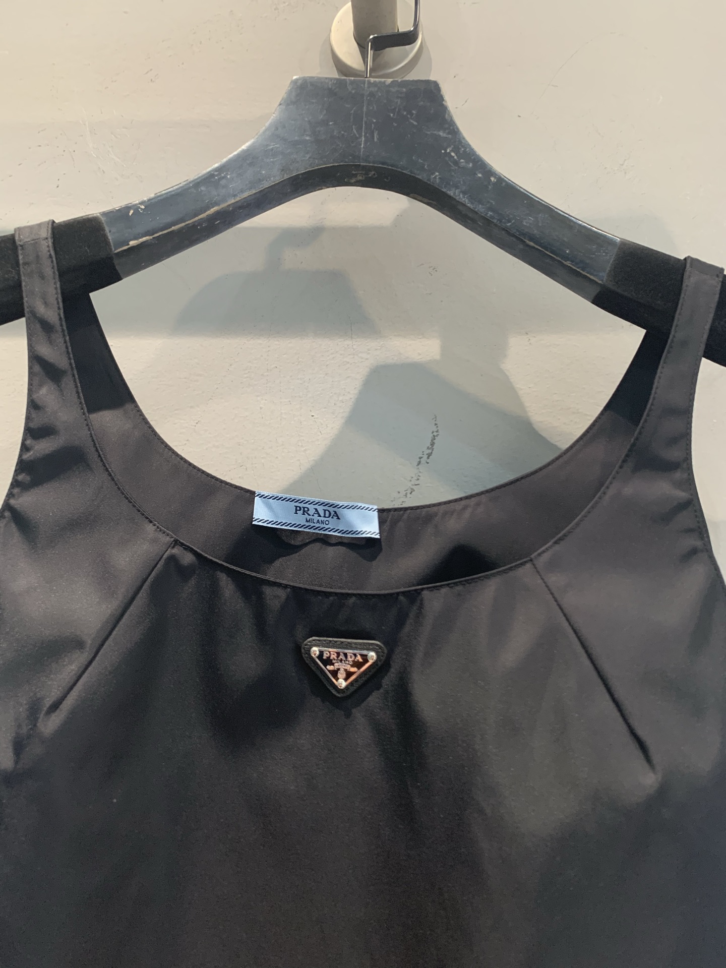 新款🆕 原版开发 Prad*春夏新款时髦百搭三角标纯色背心裙，短款设计，轻薄面料，简约大气风格。金属三角