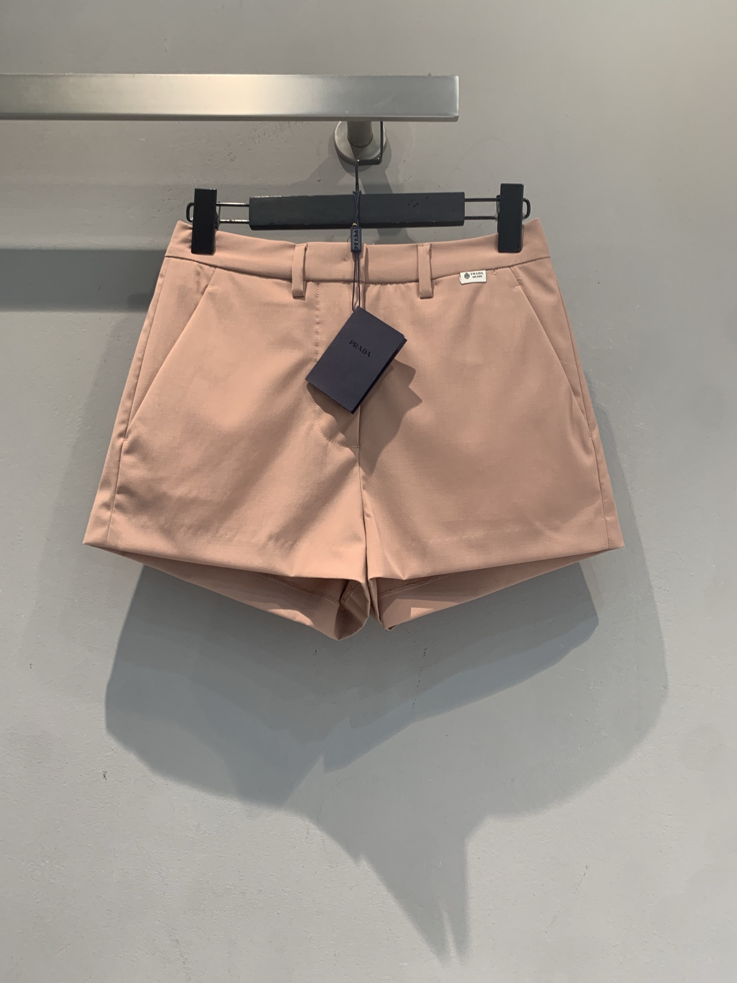 NO:904156,The new model has been shipped. The original development of Prad* early autumn new fashionable and versatile embroidered logo solid color wool shorts. Simple design, wool fabric is soft and breathable, super comfortable to wear in autumn!  High waist + loose straight cut, slimming and flattering leg shape, easily creating a neat and casual style. Pink and khaki are versatile and can be easily used for commuting, leisure, and outdoor use. They are stylish when paired with T-shirts or shirts, and you can easily get a clean and elegant look!  Size SML,,prada,shorts,shirts,tees,t-shirt,19860909新款出货啦 原版开发 Prad*早秋新款时髦百搭刺绣logo纯色羊毛短裤.简约设计,羊毛面料柔软透气,秋天穿超舒服！高腰+宽松直筒剪裁,显瘦又修饰腿型,轻松打造利落休闲风.粉色和卡其色百搭,通勤、休闲、户外都能轻松驾驭,随便搭T恤或衬衫都很有型,轻松get干净气质穿搭！码数SML,,prada,shorts,shirts,tees，t-shirt,,Women's clothing