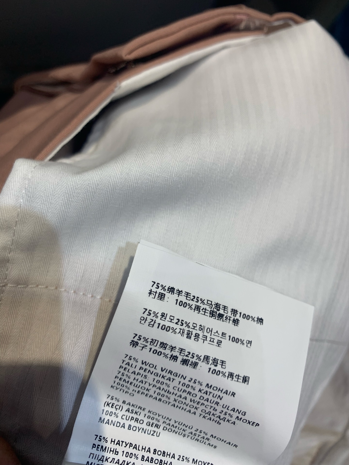 新款🆕 原版开发 Prad*早秋新款时髦百搭刺绣logo纯色羊毛短裤。简约设计，羊毛面料柔软透气，秋天穿