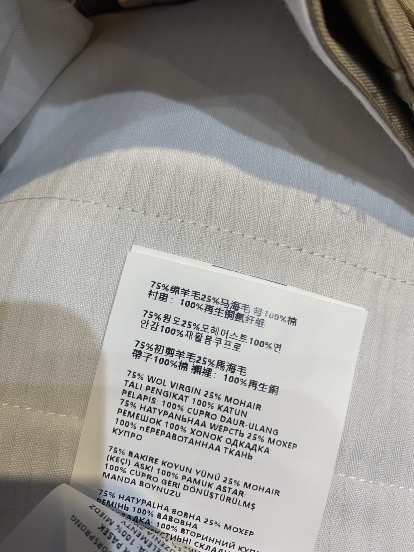 新款🆕 原版开发 Prad*早秋新款时髦百搭刺绣logo纯色羊毛短裤。简约设计，羊毛面料柔软透气，秋天穿